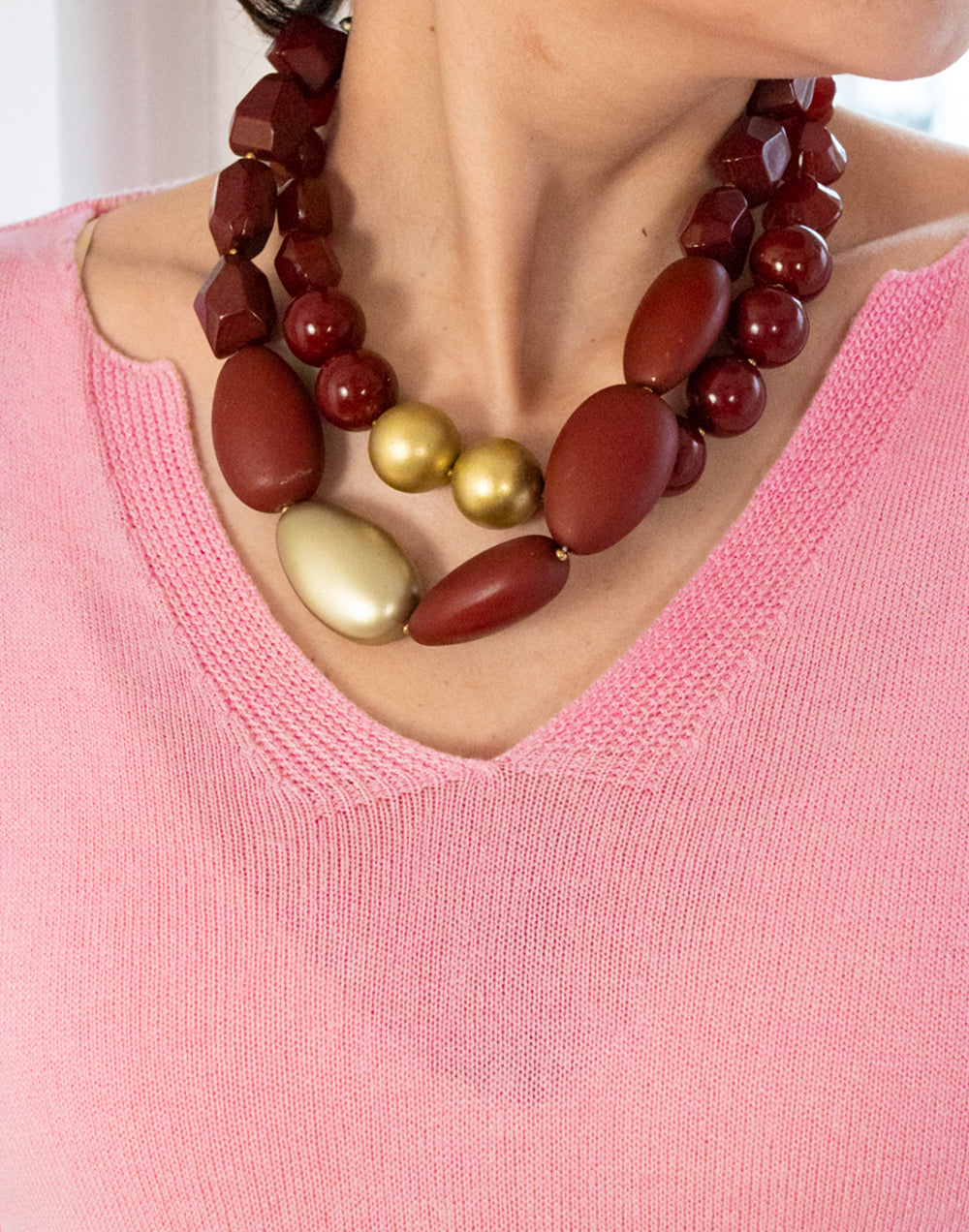 Collar doble vuelta con maxi abalorios granate y dorado muestrarios de ropa y moda de mujer