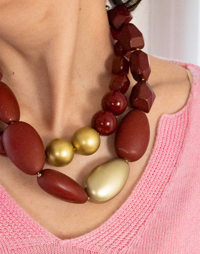 Collar doble vuelta con maxi abalorios granate y dorado muestrarios de ropa y moda de mujer