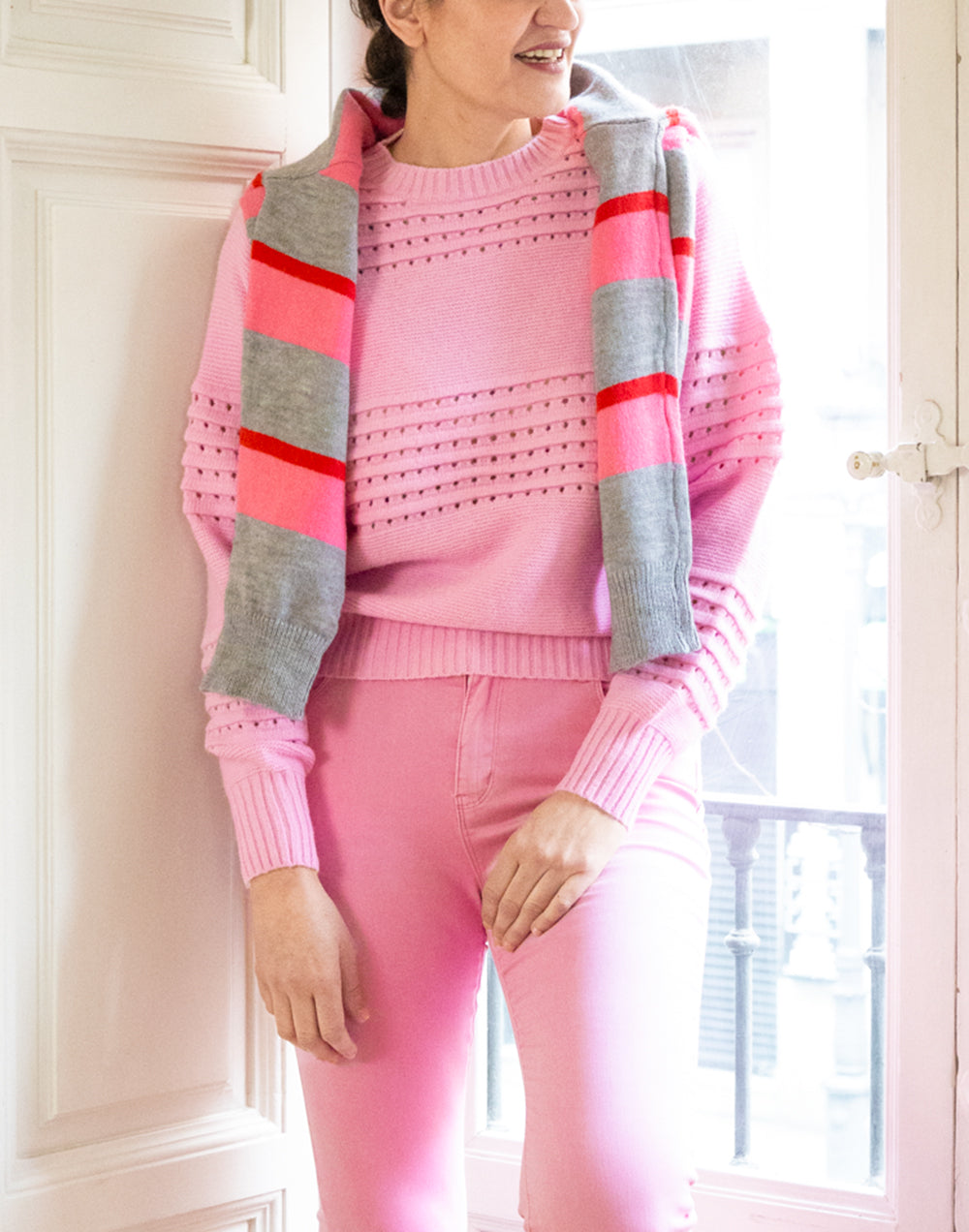 Jersey con textura de rayas y calado rosa muestrarios de ropa y moda de mujer vestir bien mujer mediana edad