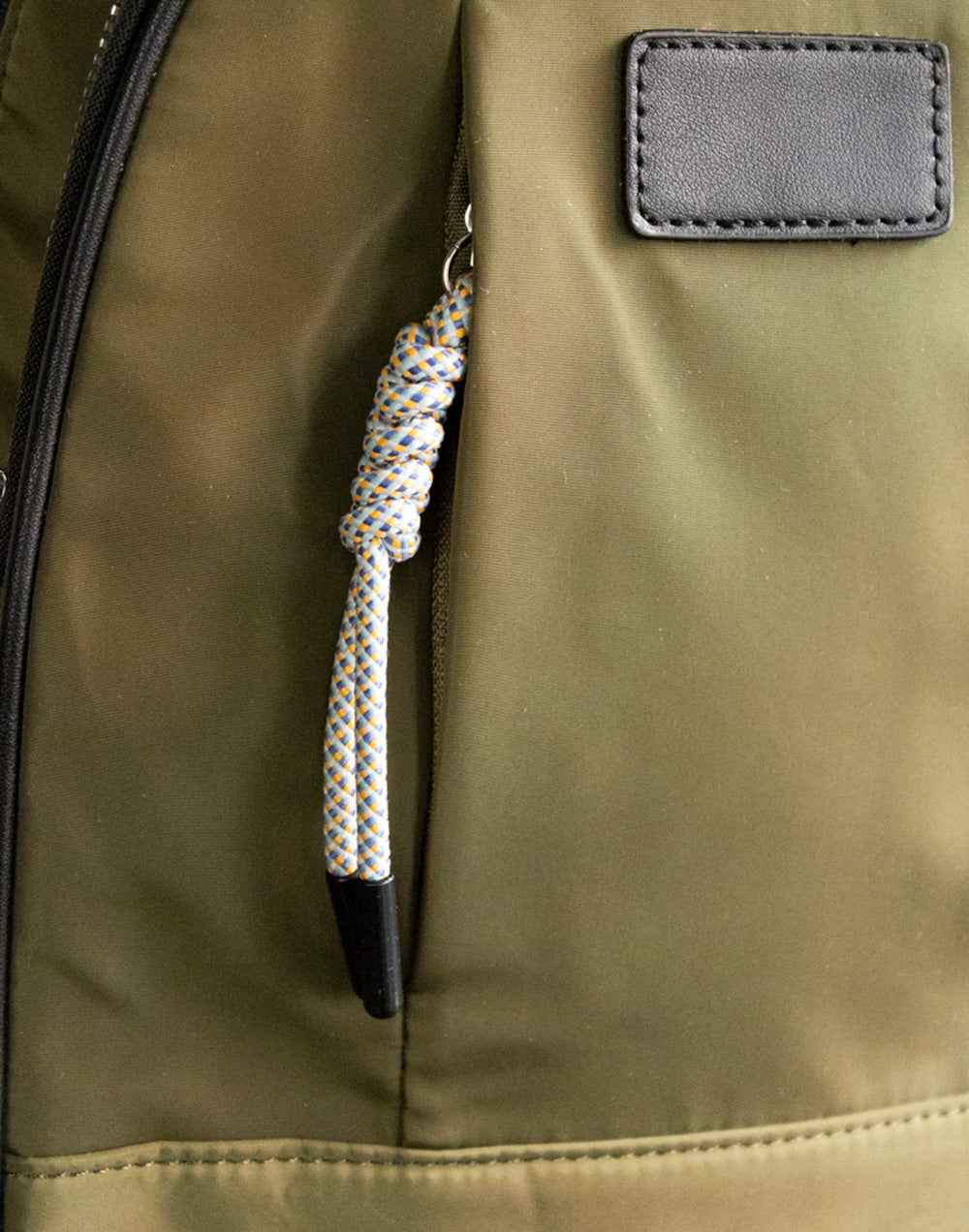 Mochila nylon con cremallera lateral verde mochilas bolsos tienda de ropa mujeres muestrarios coleccion complementos accesorios detalle cordon correa bolsillos cremallera