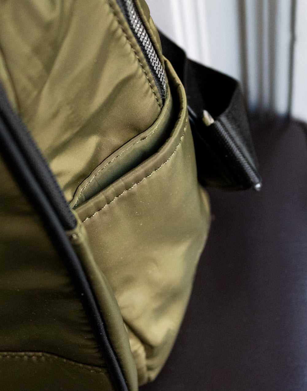 Mochila nylon con cremallera lateral verde mochilas bolsos tienda de ropa mujeres muestrarios coleccion complementos accesorios detalle cordon correa bolsillos cremallera