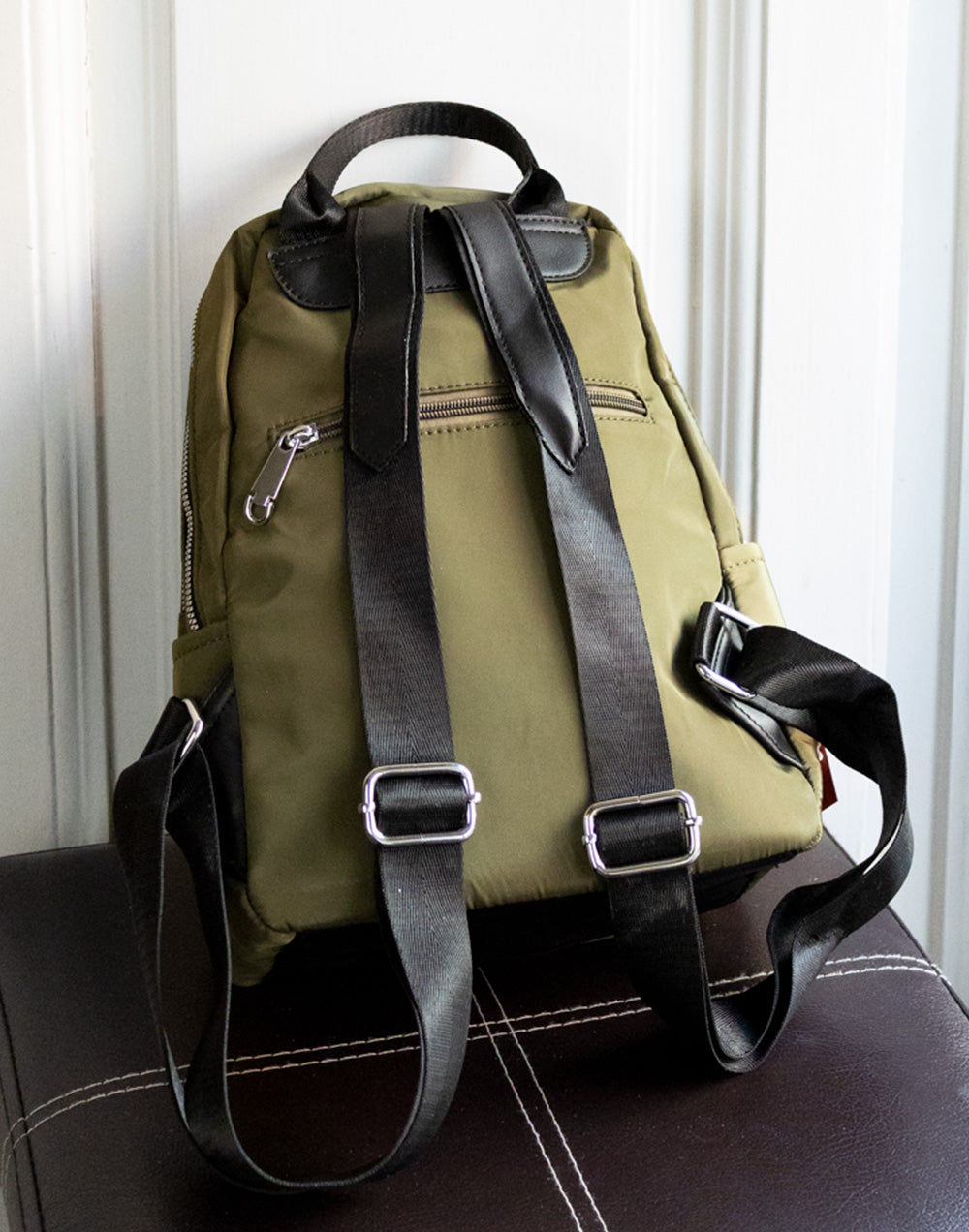 Mochila nylon con cremallera lateral verde mochilas bolsos tienda de ropa mujeres muestrarios coleccion complementos accesorios detalle cordon correa bolsillos cremallera