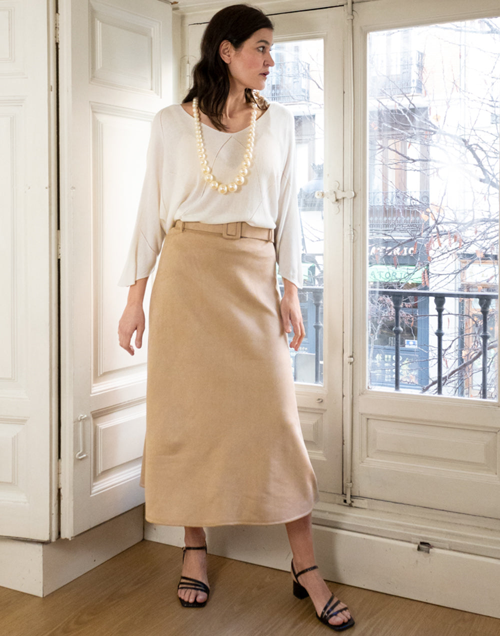 Falda midi evasé de serraje con cinturón camel muestrarios de ropa y moda de mujer vestir bien mujer elegante