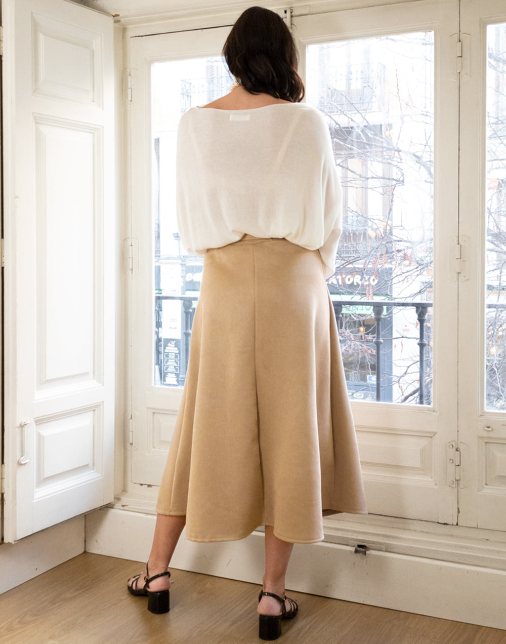 Falda midi evasé de serraje con cinturón camel muestrarios de ropa y moda de mujer vestir bien mujer elegante