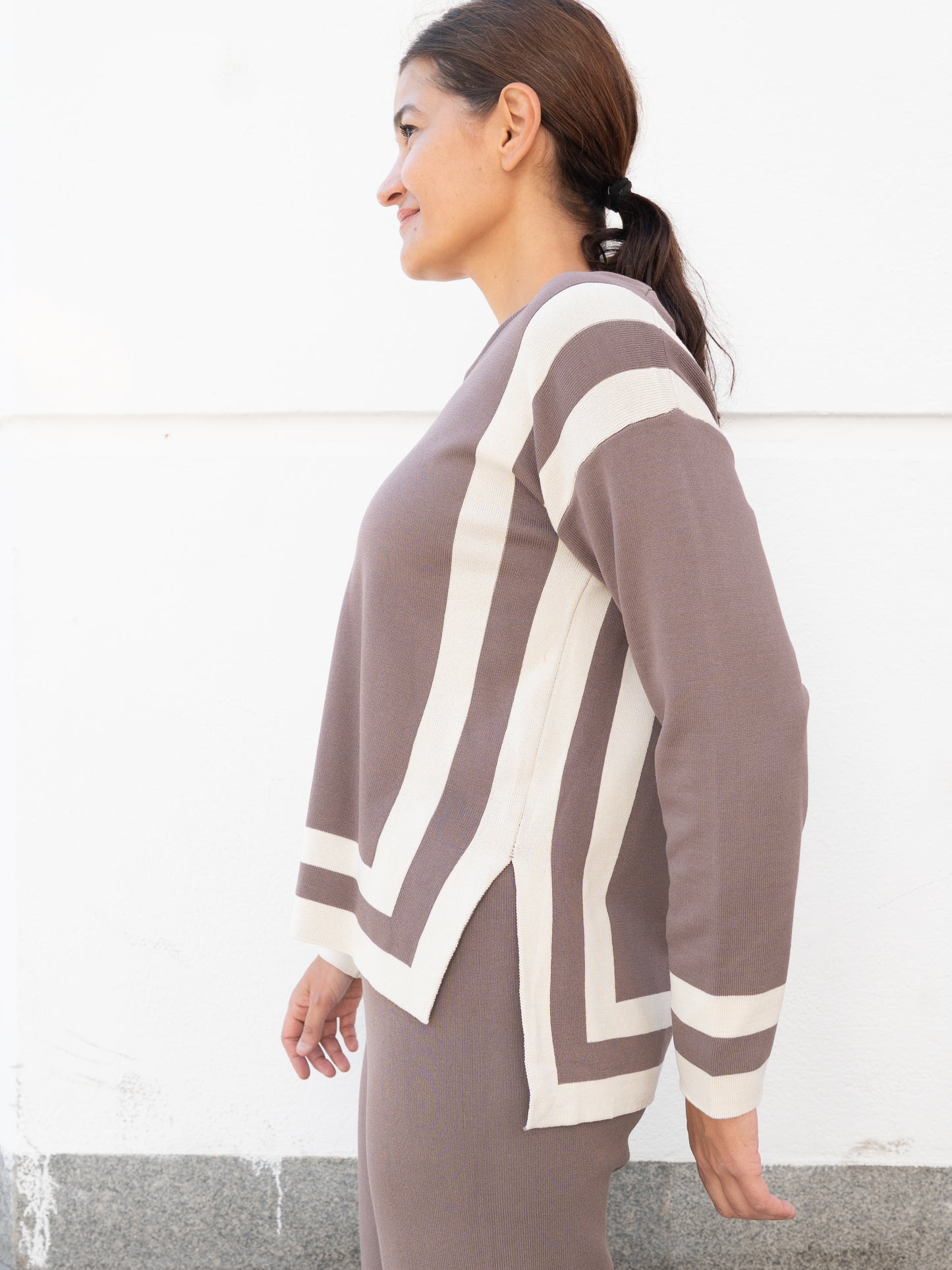 Jersey ancho taupe con rayas a contraste y pantalón de tricot taupe con bajo de rayas muestrarios de ropa y moda de mujer conjunto de punto