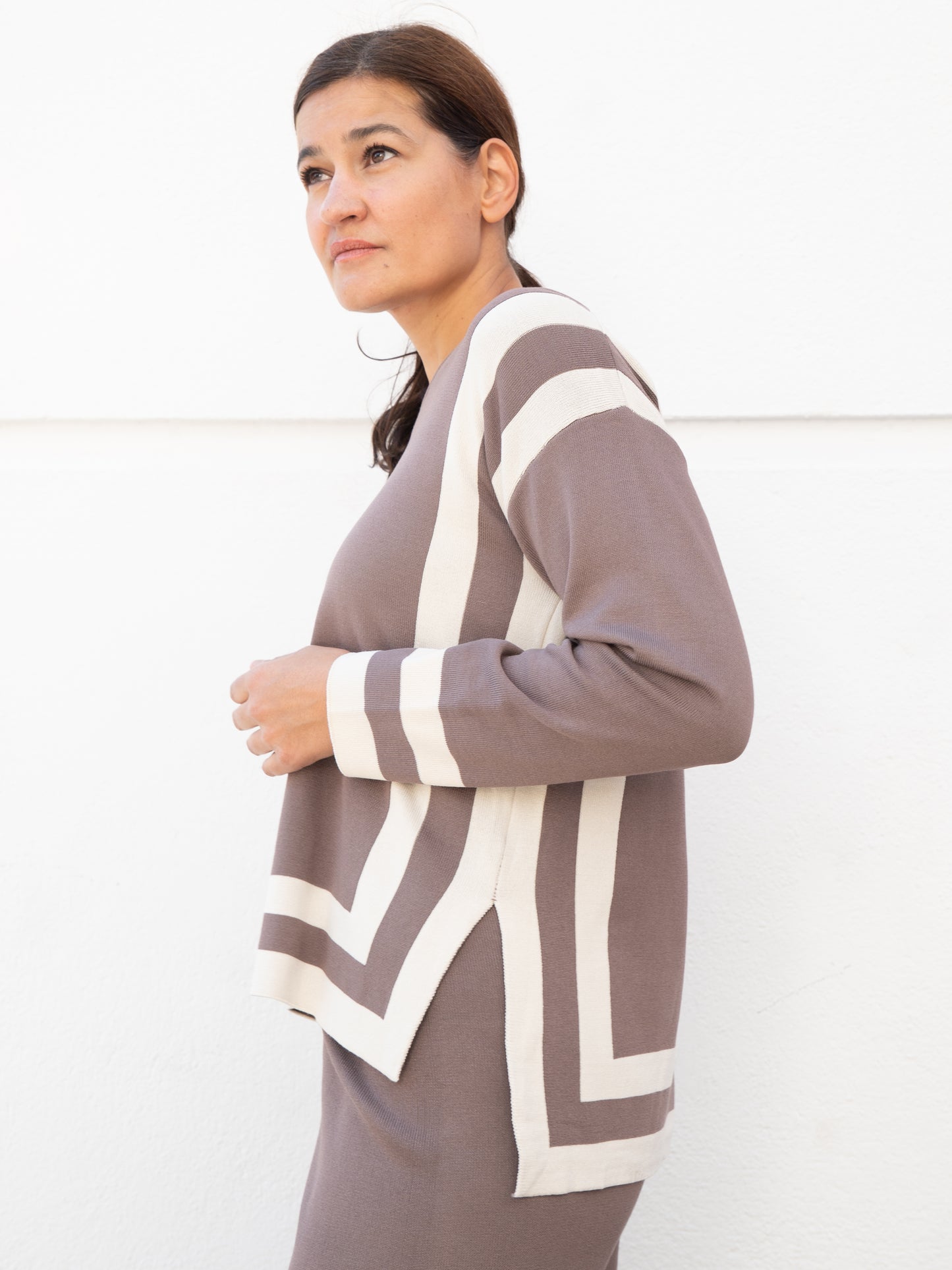 Jersey ancho taupe con rayas a contraste y pantalón de tricot taupe con bajo de rayas muestrarios de ropa y moda de mujer conjunto de punto