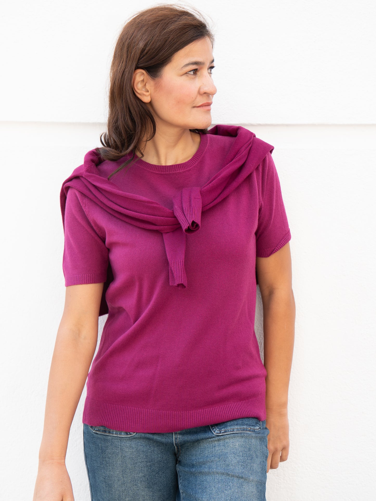 Jersey básico cuello caja y manga corta y Chaqueta básica recta de tricot rosa magenta muestrarios de ropa y moda de mujer vestir bien mujer elegante