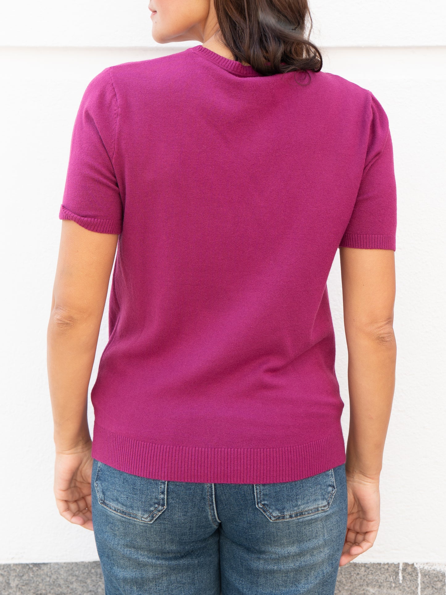 Jersey básico cuello caja y manga corta y Chaqueta básica recta de tricot rosa magenta muestrarios de ropa y moda de mujer vestir bien mujer elegante