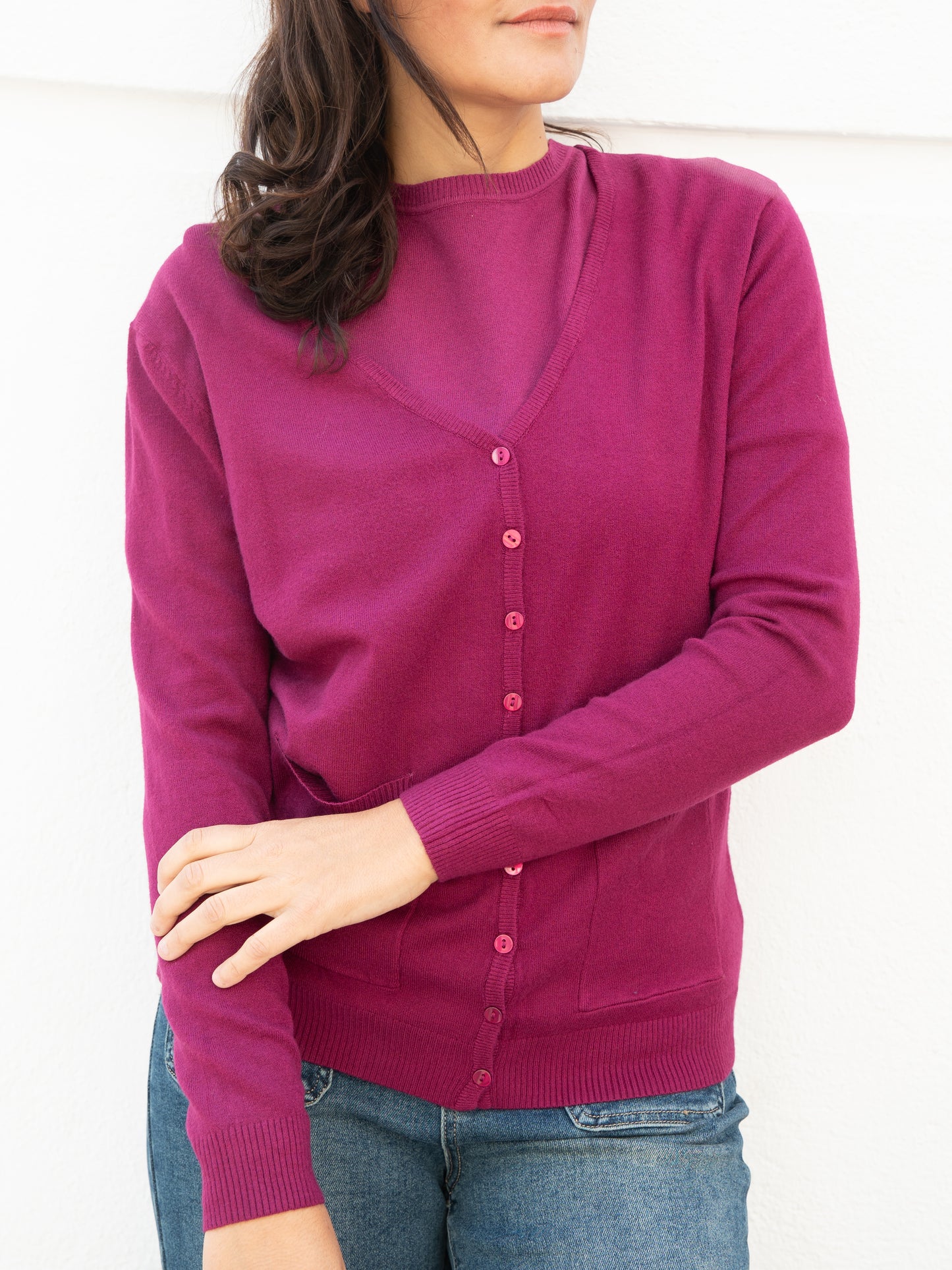 Jersey básico cuello caja y manga corta y Chaqueta básica recta de tricot rosa magenta muestrarios de ropa y moda de mujer vestir bien mujer elegante