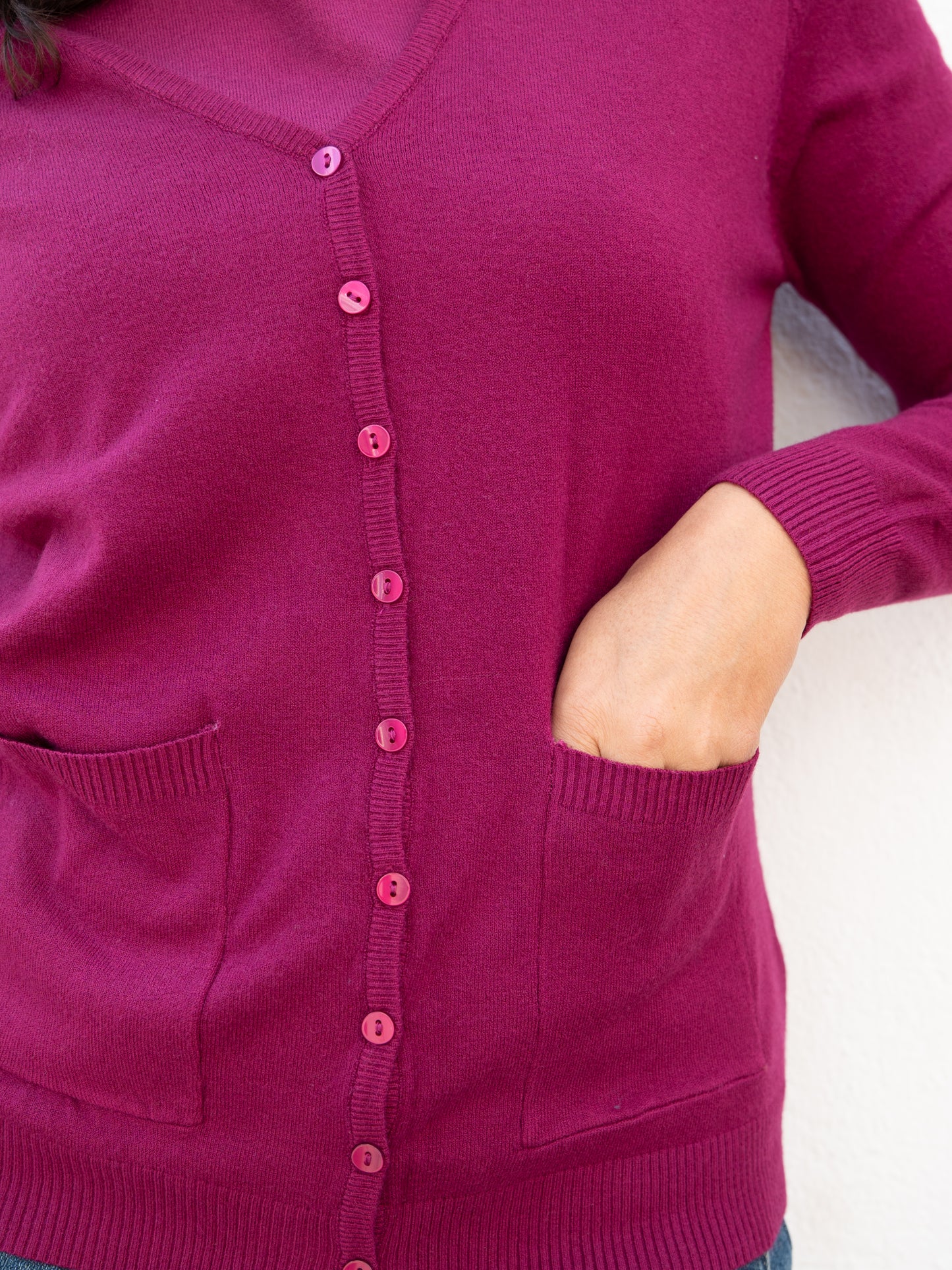 Jersey básico cuello caja y manga corta y Chaqueta básica recta de tricot rosa magenta muestrarios de ropa y moda de mujer vestir bien mujer elegante