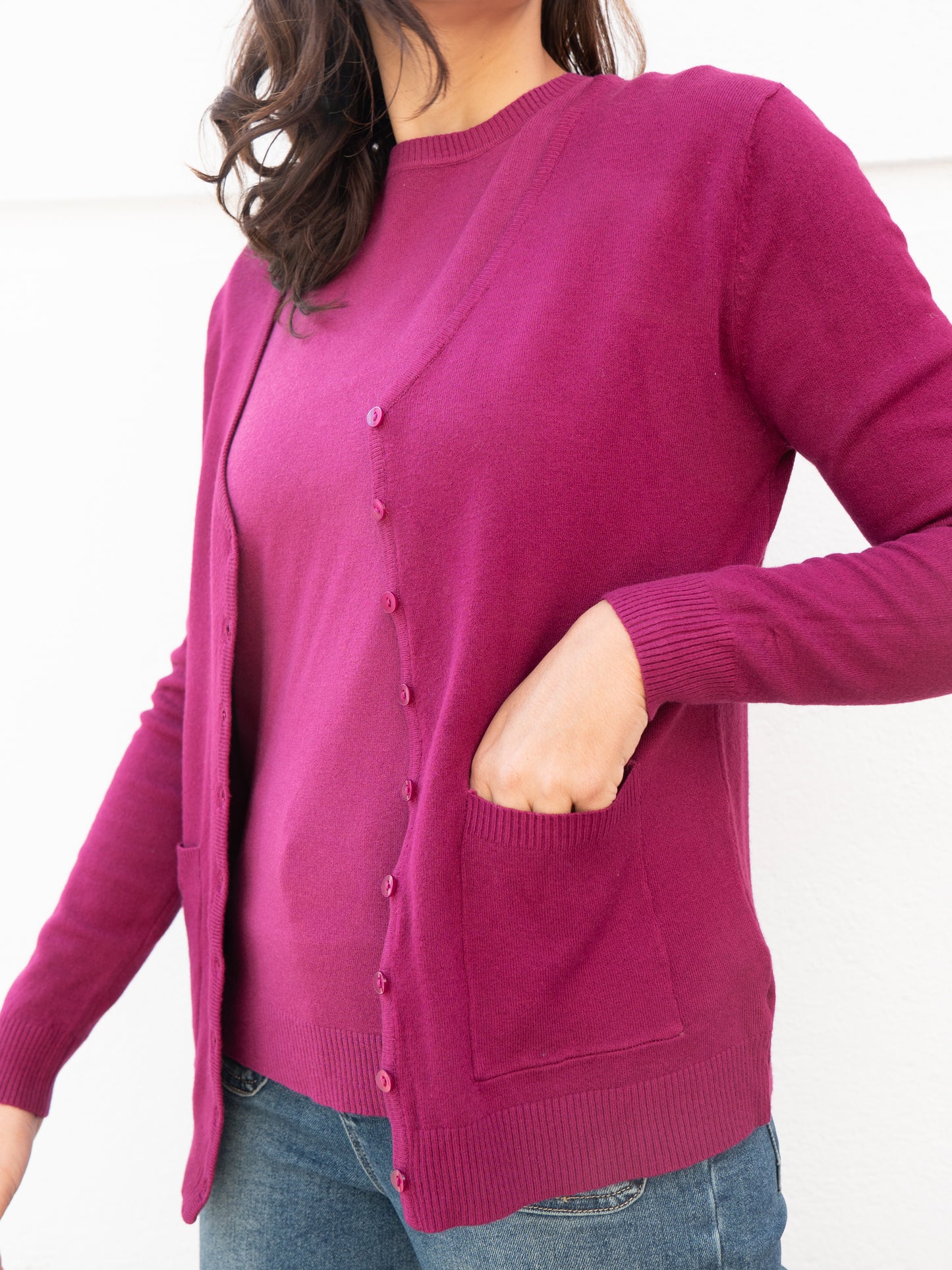 Jersey básico cuello caja y manga corta y Chaqueta básica recta de tricot rosa magenta muestrarios de ropa y moda de mujer vestir bien mujer elegante