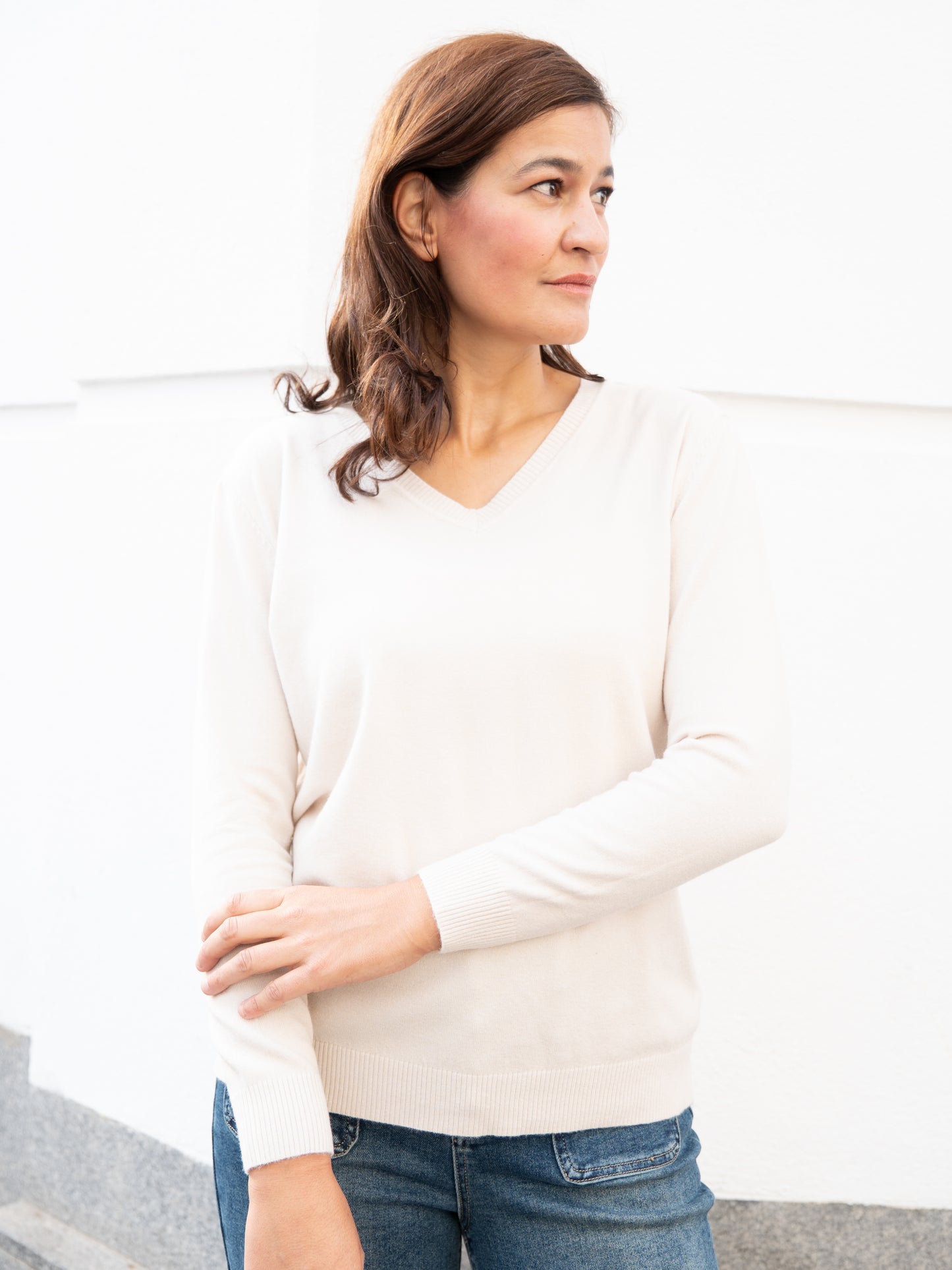 Jersey básico cuello pico blanco marfil muestrarios moda mujer