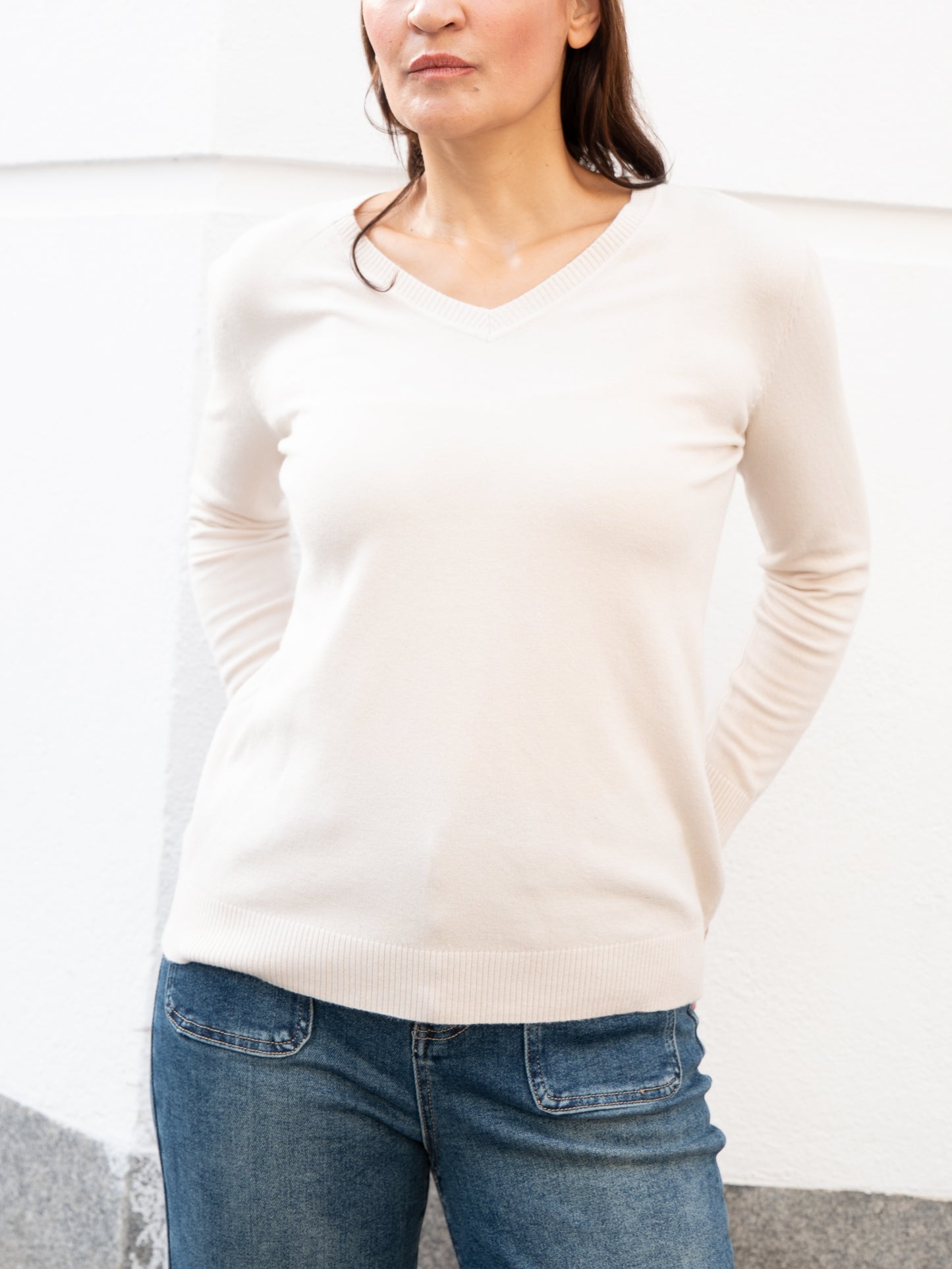 Jersey básico cuello pico blanco marfil muestrarios moda mujer