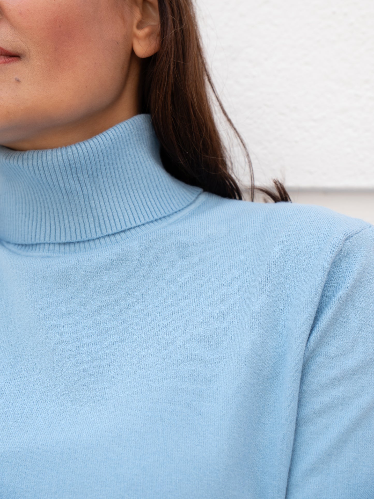 Jersey básico cuello vuelto azul cielo muestrarios de ropa y moda de mujer vestir bien ideas elegantes otoño invierno