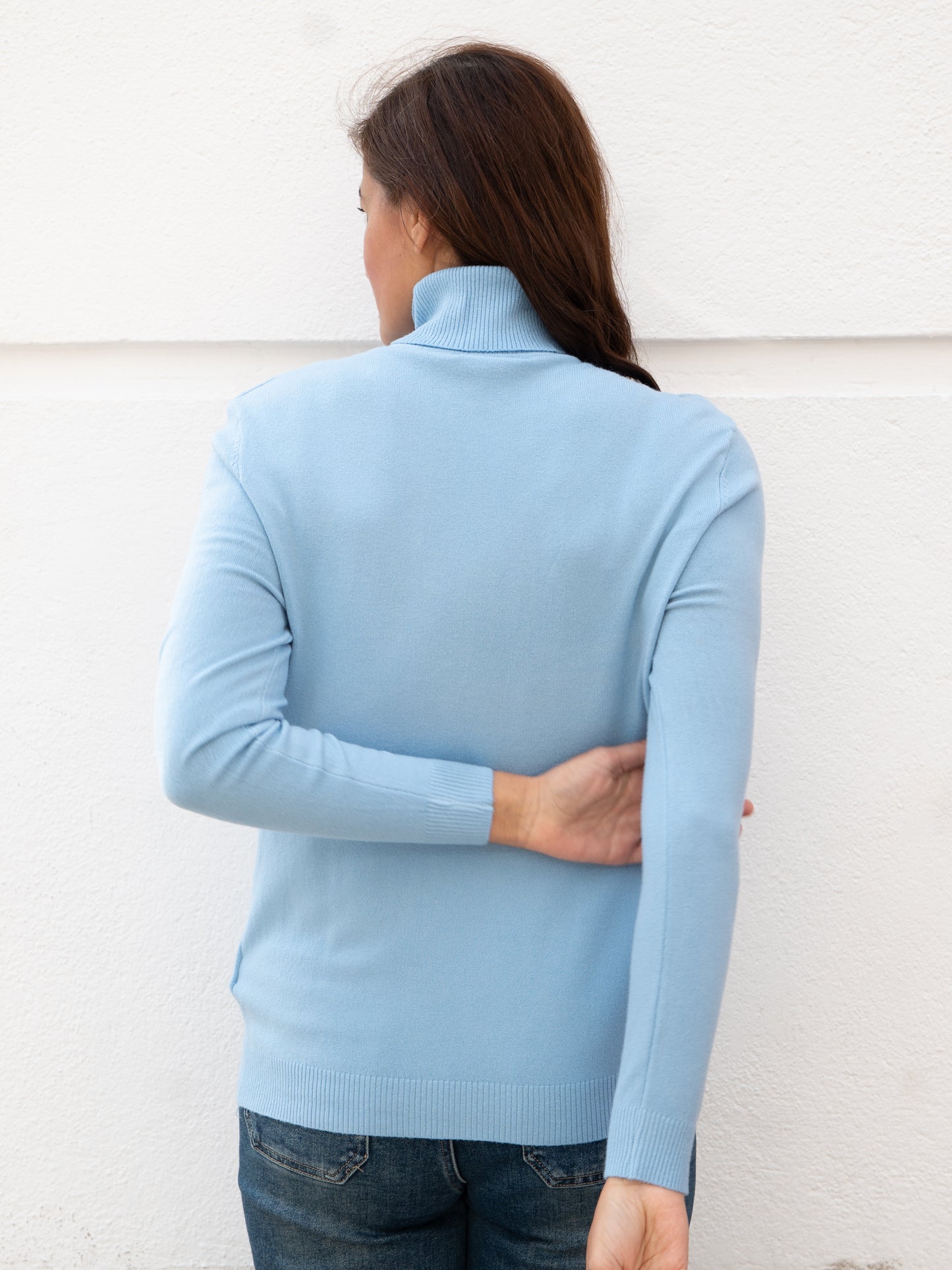 Jersey básico cuello vuelto azul cielo muestrarios de ropa y moda de mujer vestir bien ideas elegantes otoño invierno