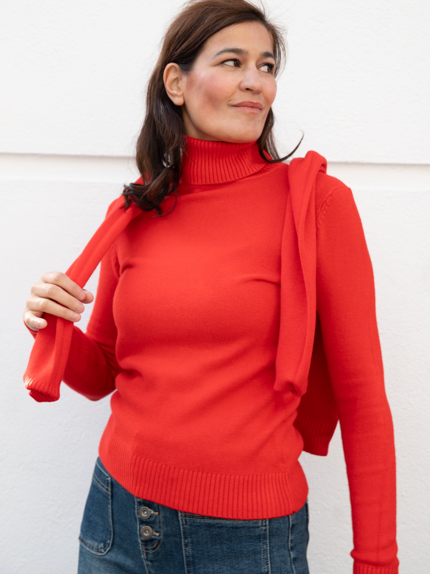 Jersey básico cuello vuelto rojo muestrarios de ropa y moda de mujer vestir bien elegante mediana edad