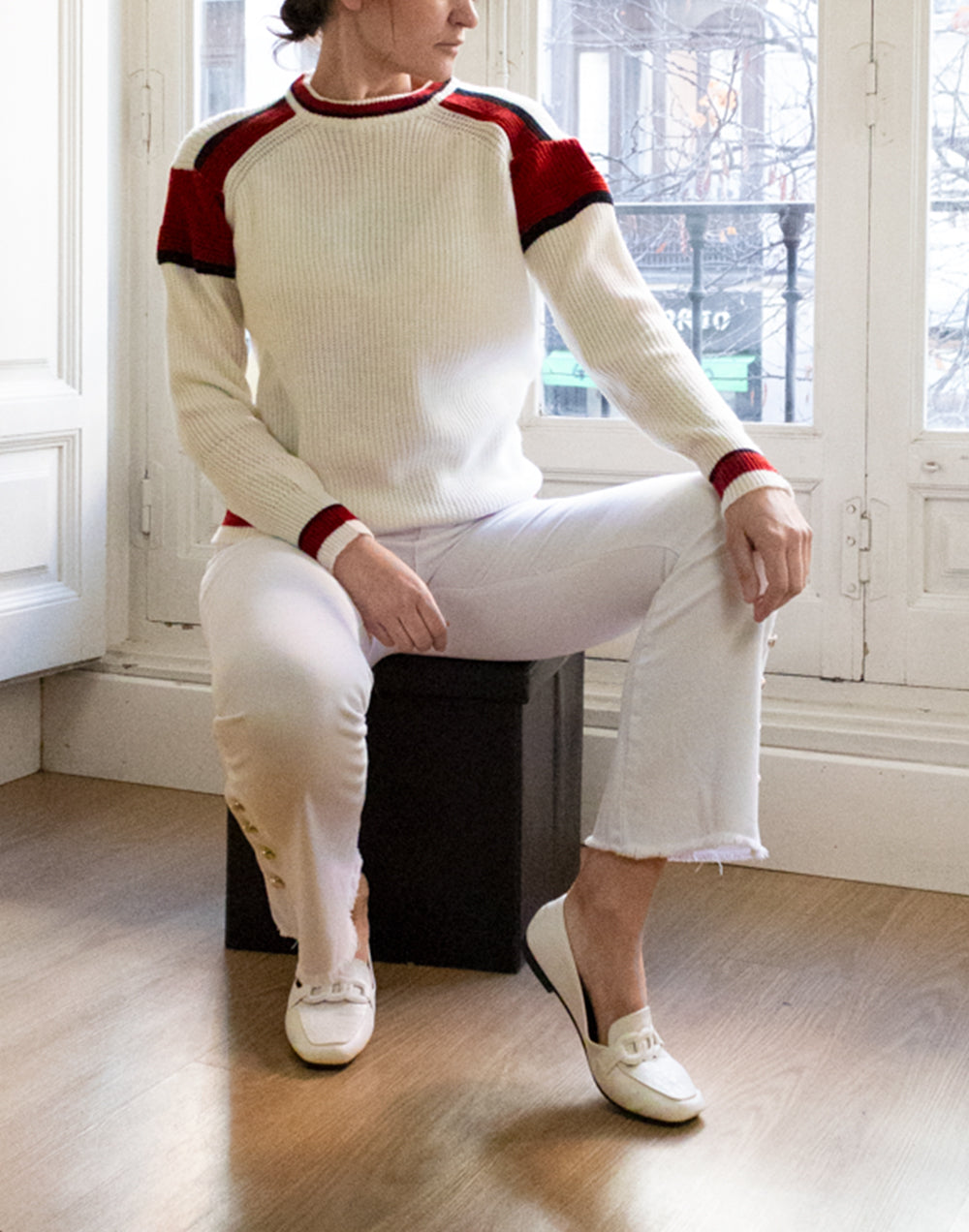 Jersey de canalé con detalles rojos blanco muestrarios de ropa y moda de mujer vestir bien con talla grande plus