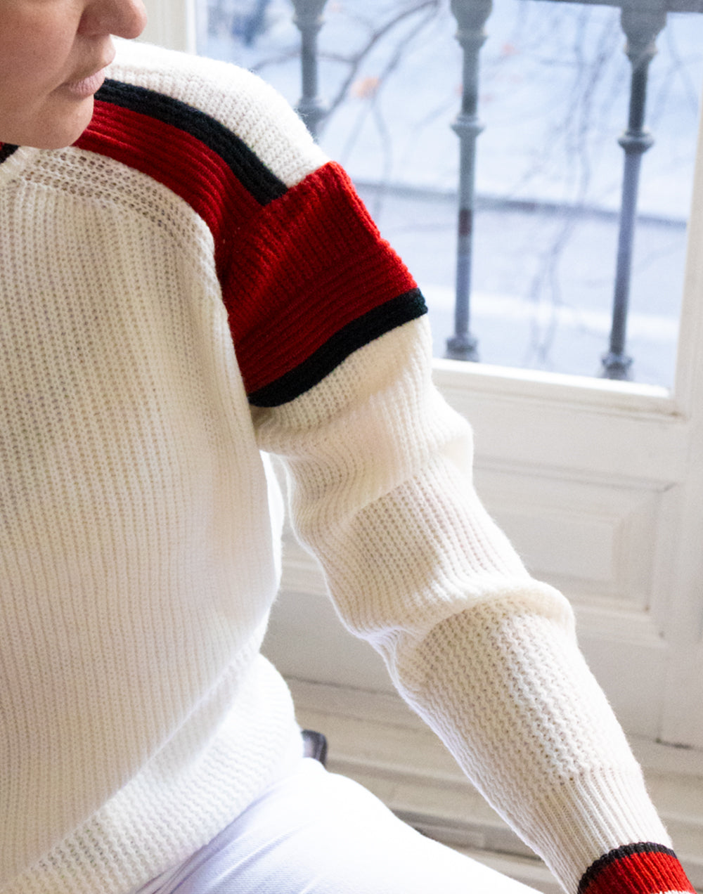 Jersey de canalé con detalles rojos blanco muestrarios de ropa y moda de mujer vestir bien con talla grande plus