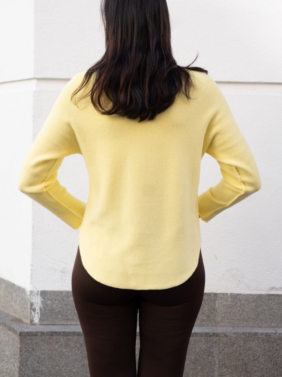 Jersey recto sin costuras cuello barco amarillo mantequilla muestrarios de ropa y moda de mujer vestir bien jersey de colores