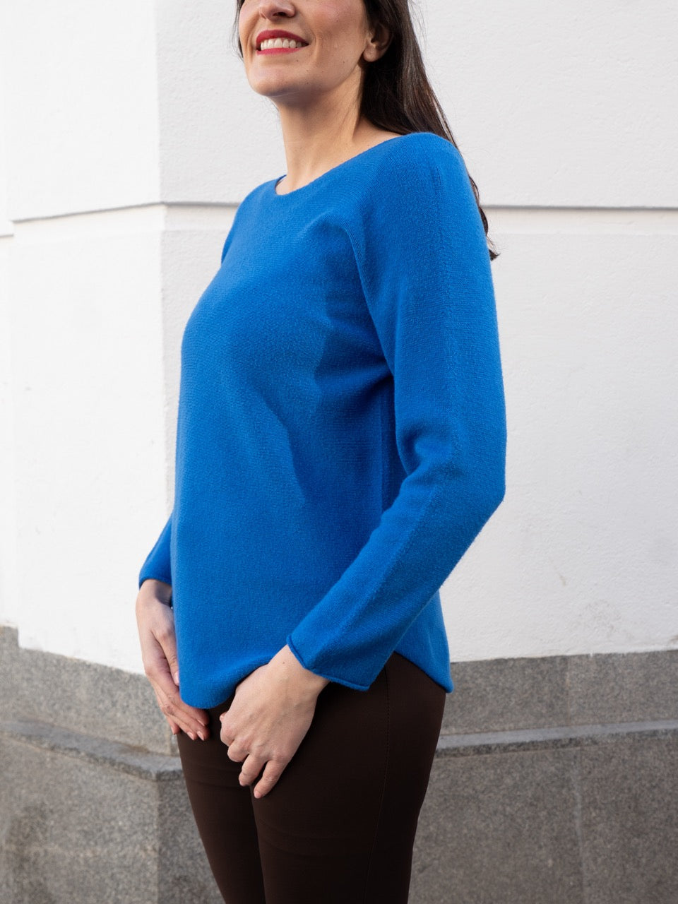 Jersey recto sin costuras cuello barco azul eléctrico muestrarios de ropa y moda de mujer vestir bien con talla grande plus