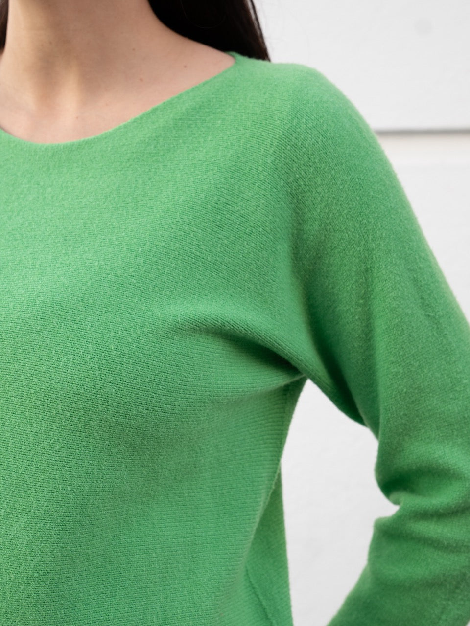 Jersey recto sin costuras cuello barco verde manzana muestrarios de ropa y moda mujer tienda valladolid burgos y madrid