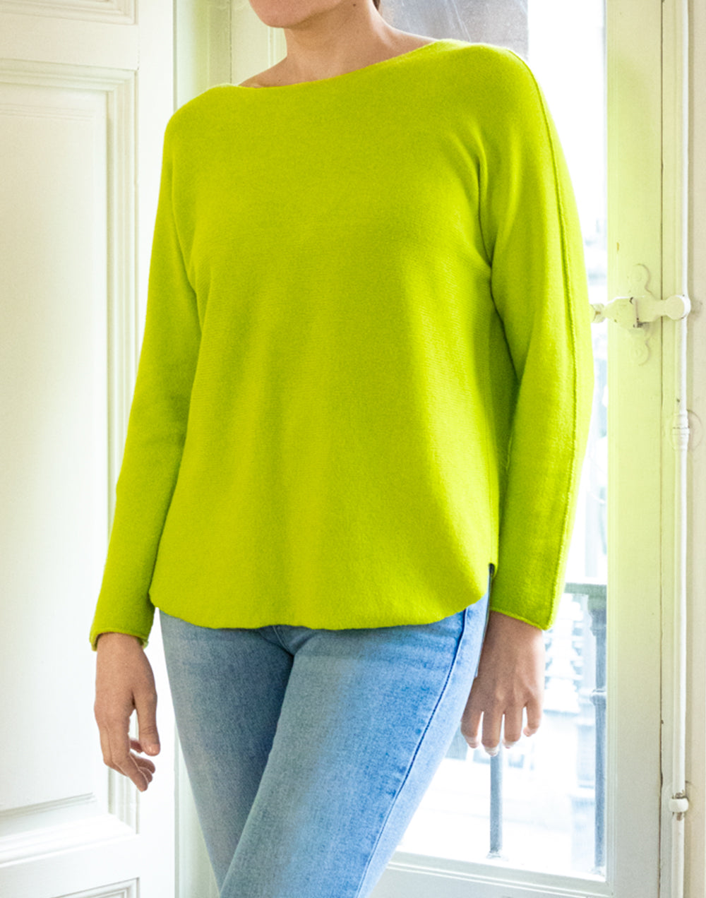 Jersey recto sin costuras cuello barco verde pistacho muestrarios de ropa y moda de mujer vestir bien con talla grande plus
