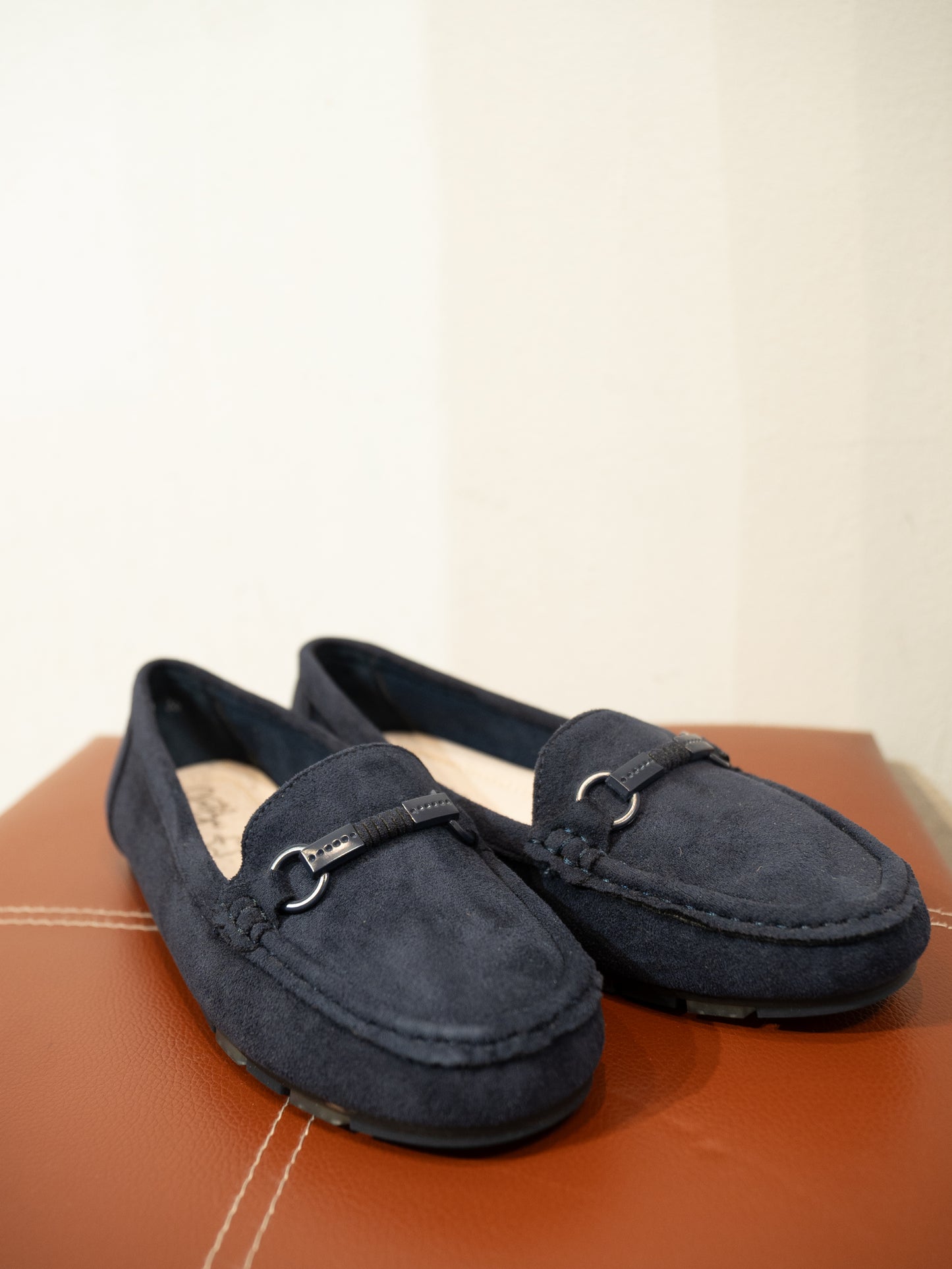 Mocasines efecto ante y hebilla azul marino muestrarios calzado cómodo flexible