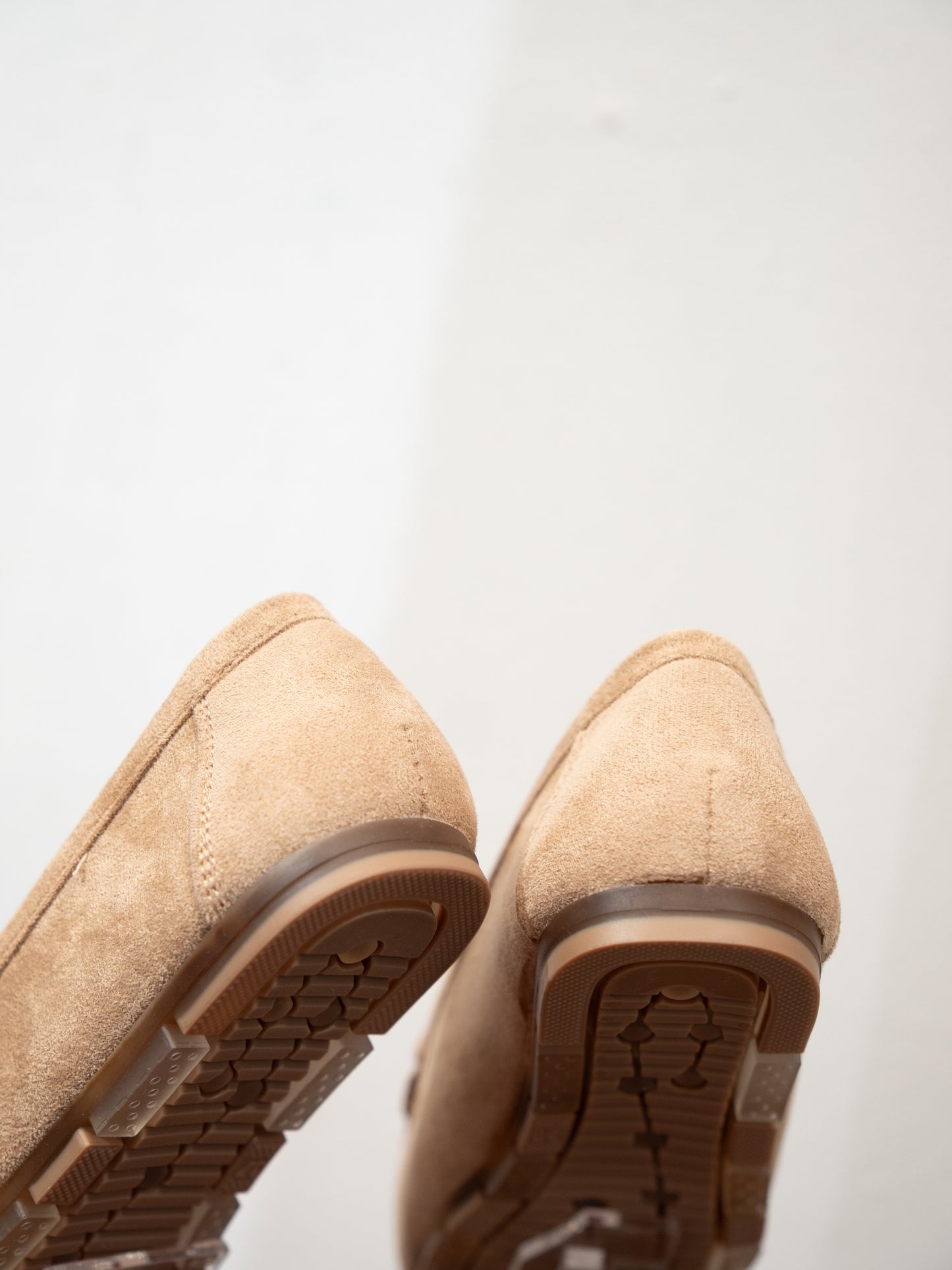 Mocasines efecto ante y hebilla camel muestrarios calzado cómodo flexible