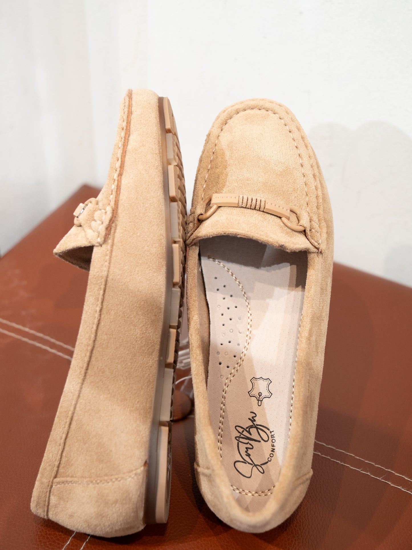 Mocasines efecto ante y hebilla camel muestrarios calzado cómodo flexible