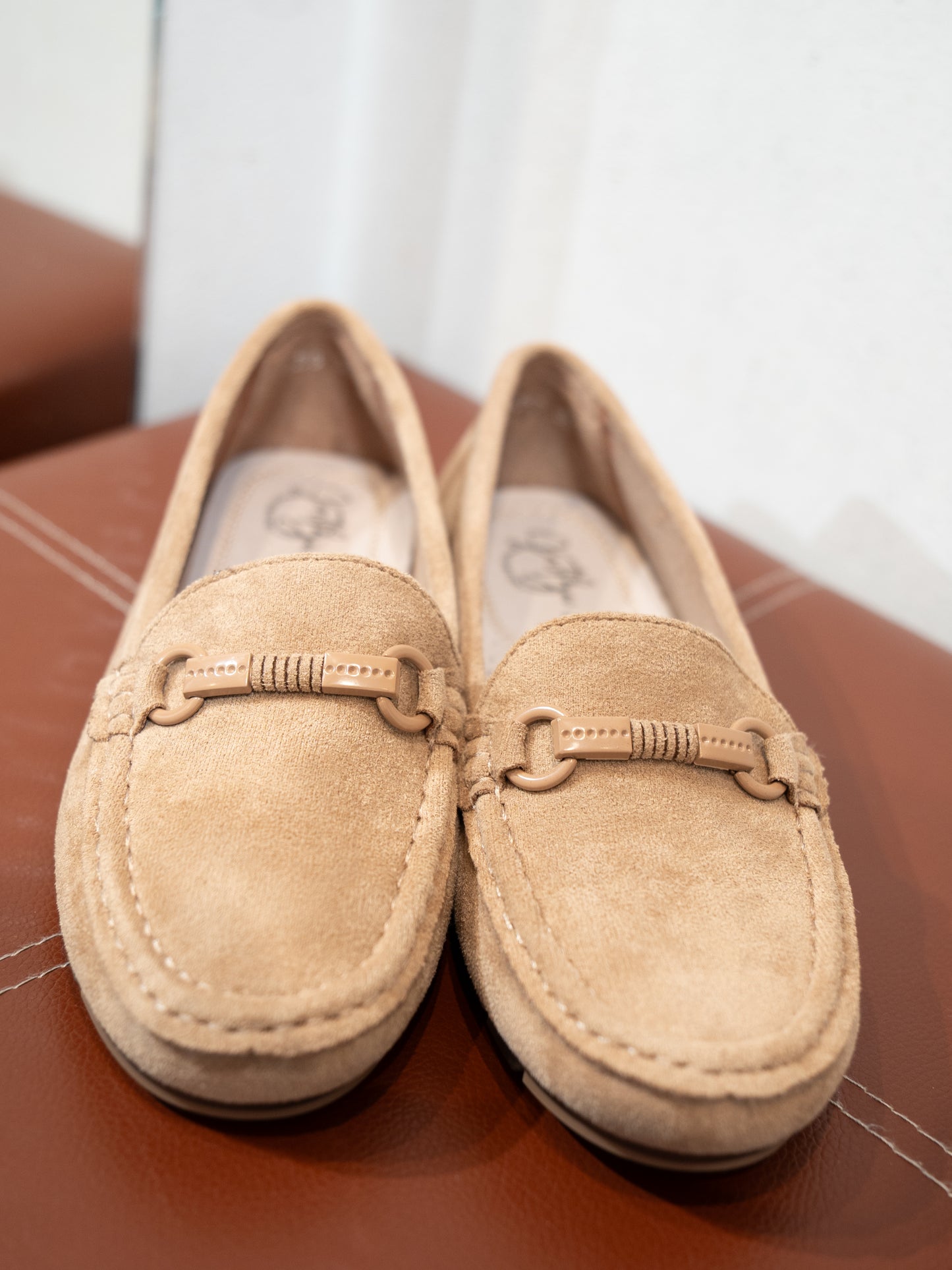 Mocasines efecto ante y hebilla camel muestrarios calzado cómodo flexible