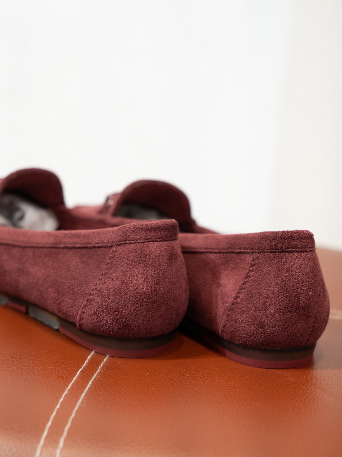Mocasines efecto ante y hebilla granate muestrarios calzado cómodo flexible