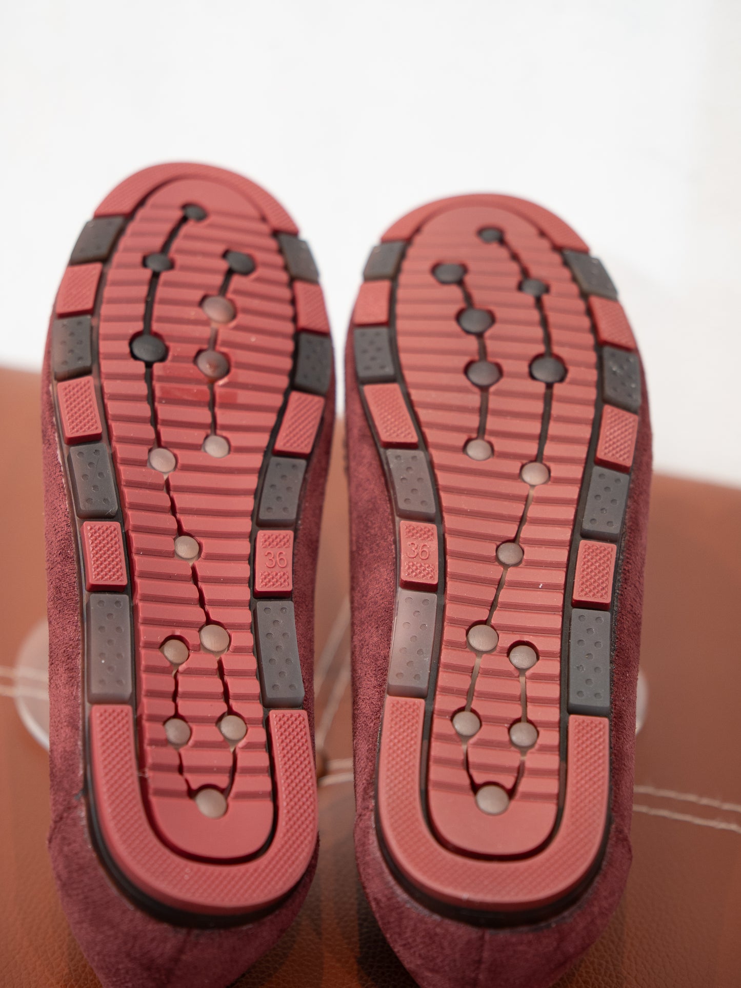 Mocasines efecto ante y hebilla granate muestrarios calzado cómodo flexible