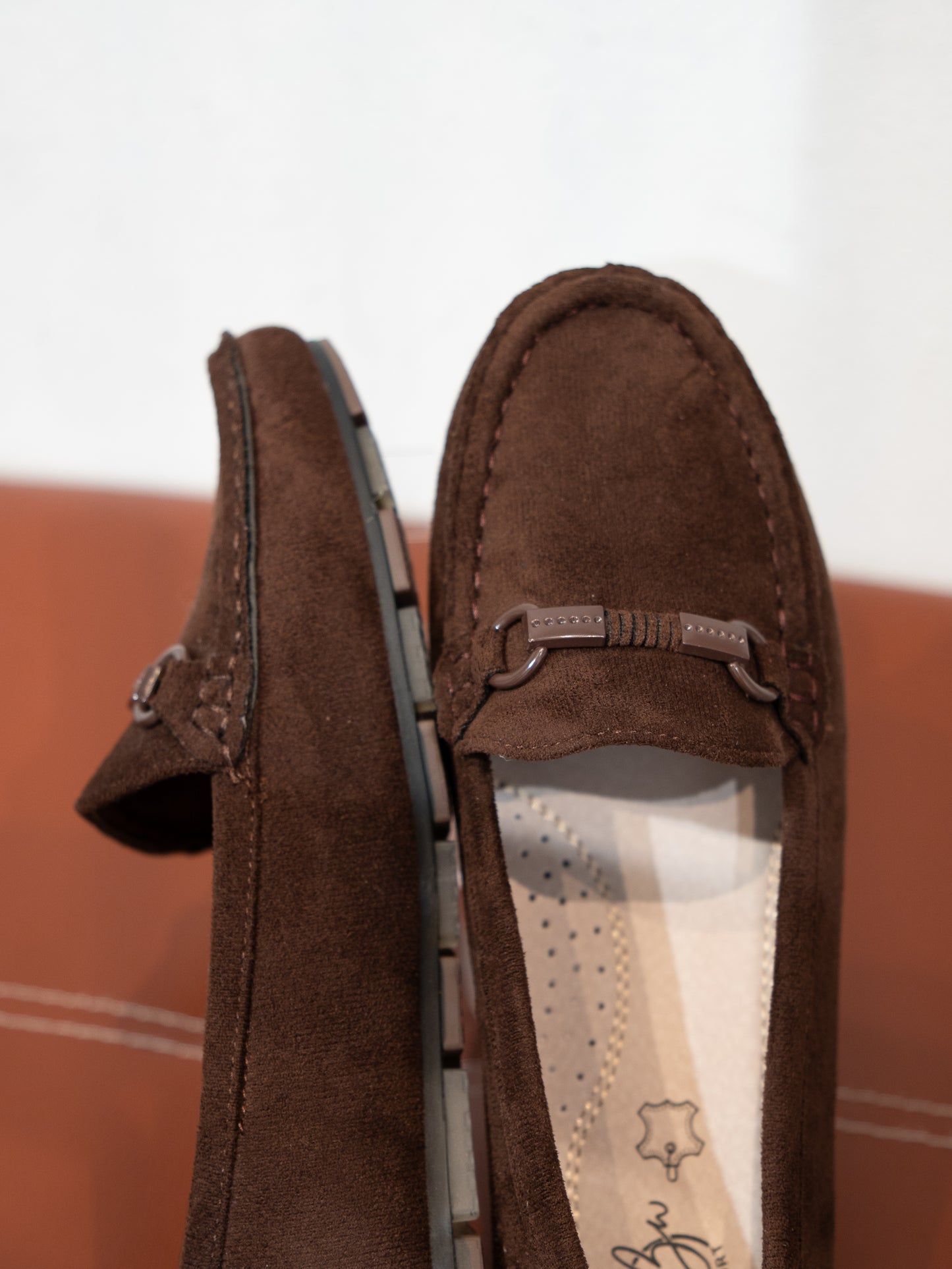 Mocasines efecto ante y hebilla marrón chocolate muestrarios calzado cómodo flexible