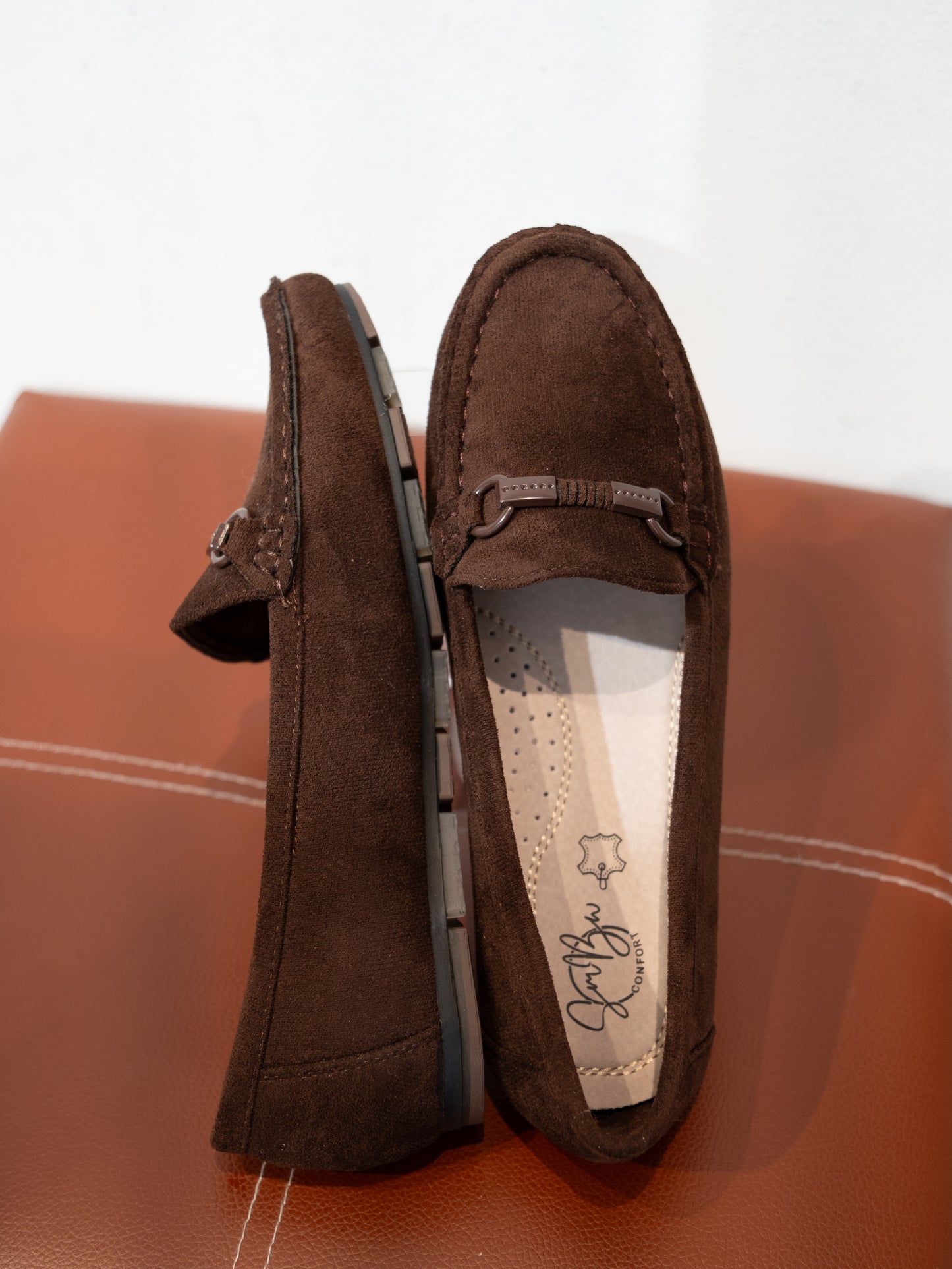 Mocasines efecto ante y hebilla marrón chocolate muestrarios calzado cómodo flexible
