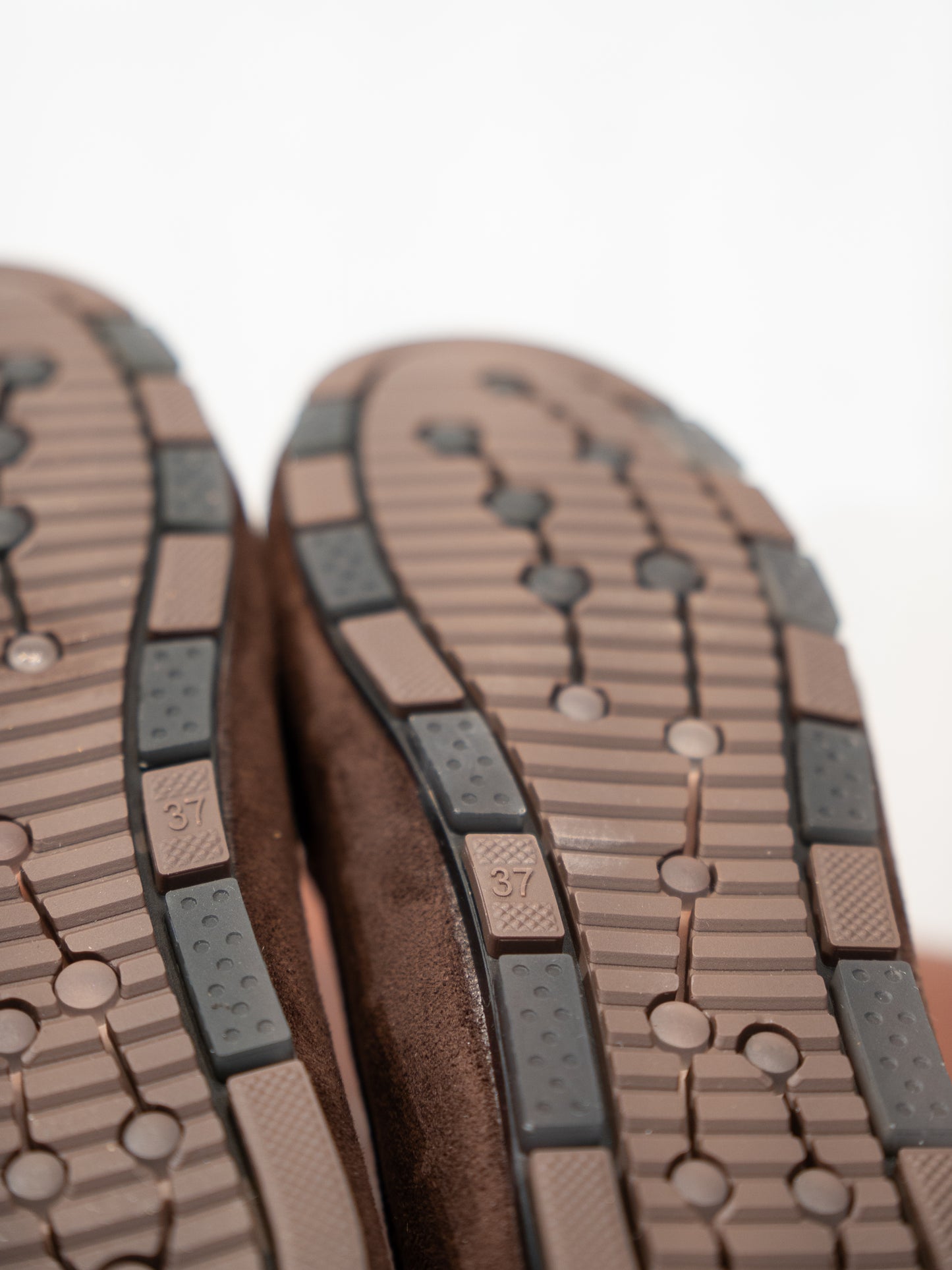Mocasines efecto ante y hebilla marrón chocolate muestrarios calzado cómodo flexible