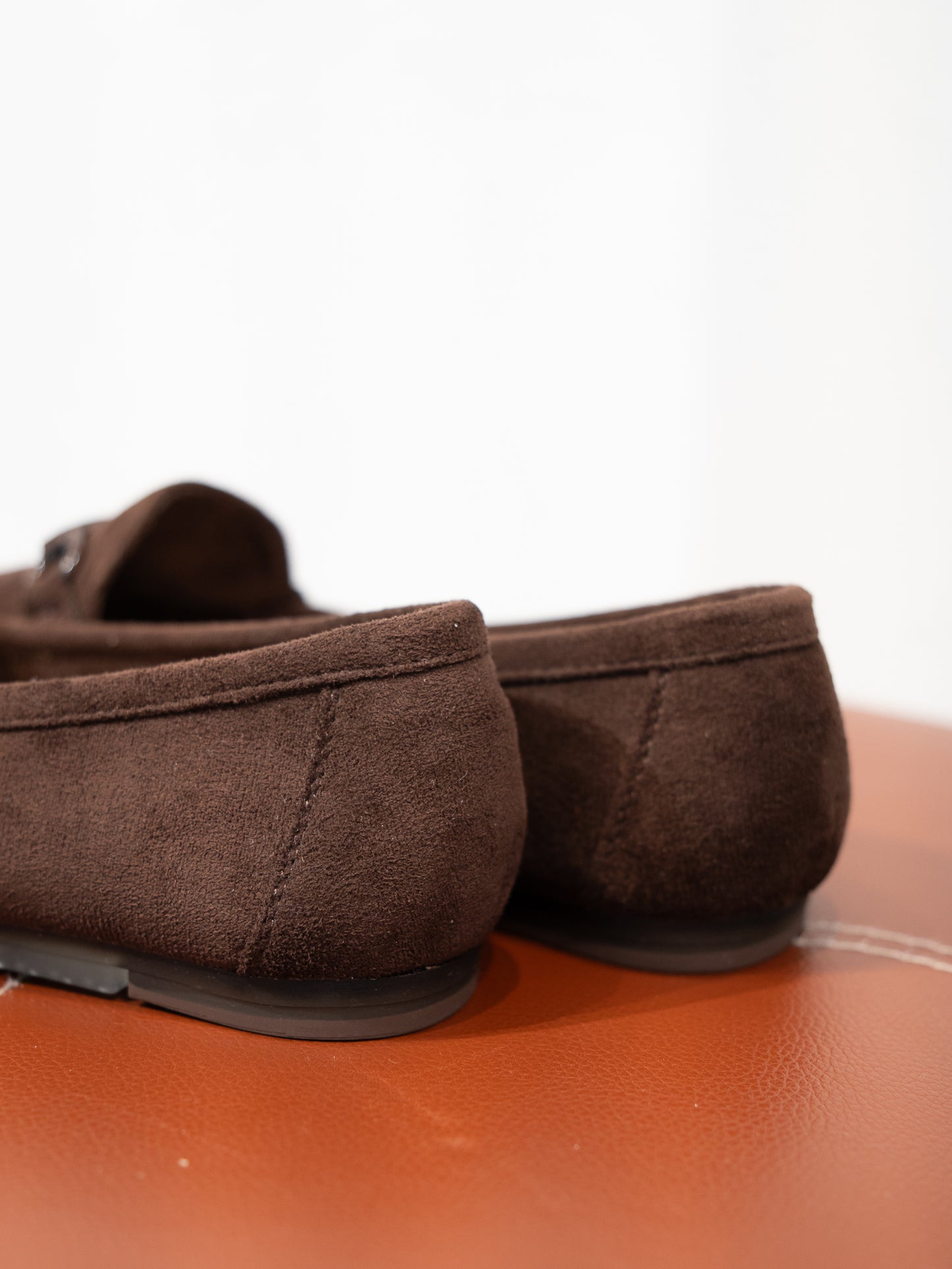 Mocasines efecto ante y hebilla marrón chocolate muestrarios calzado cómodo flexible