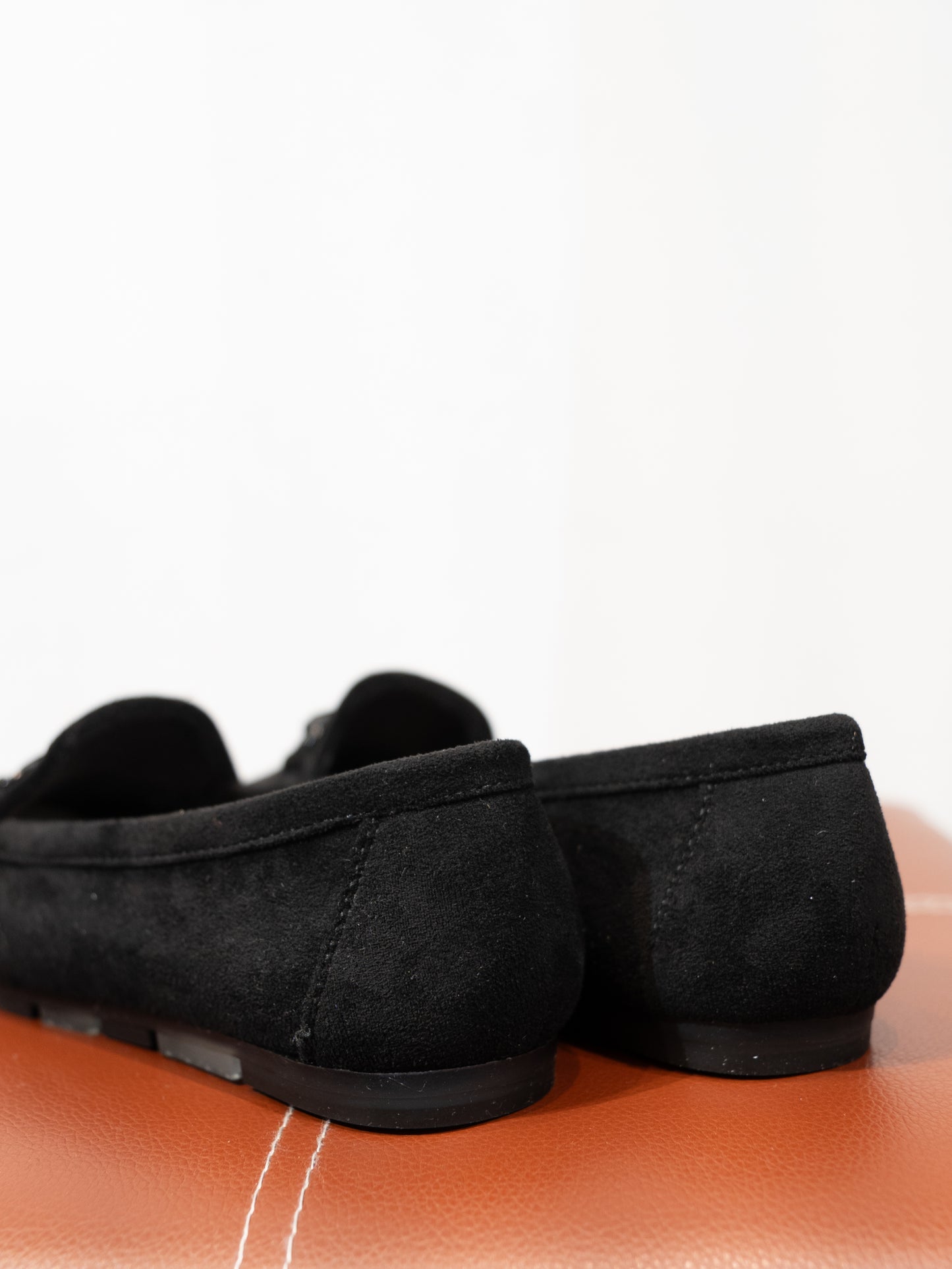 Mocasines efecto ante y hebilla negro muestrarios calzado cómodo flexible