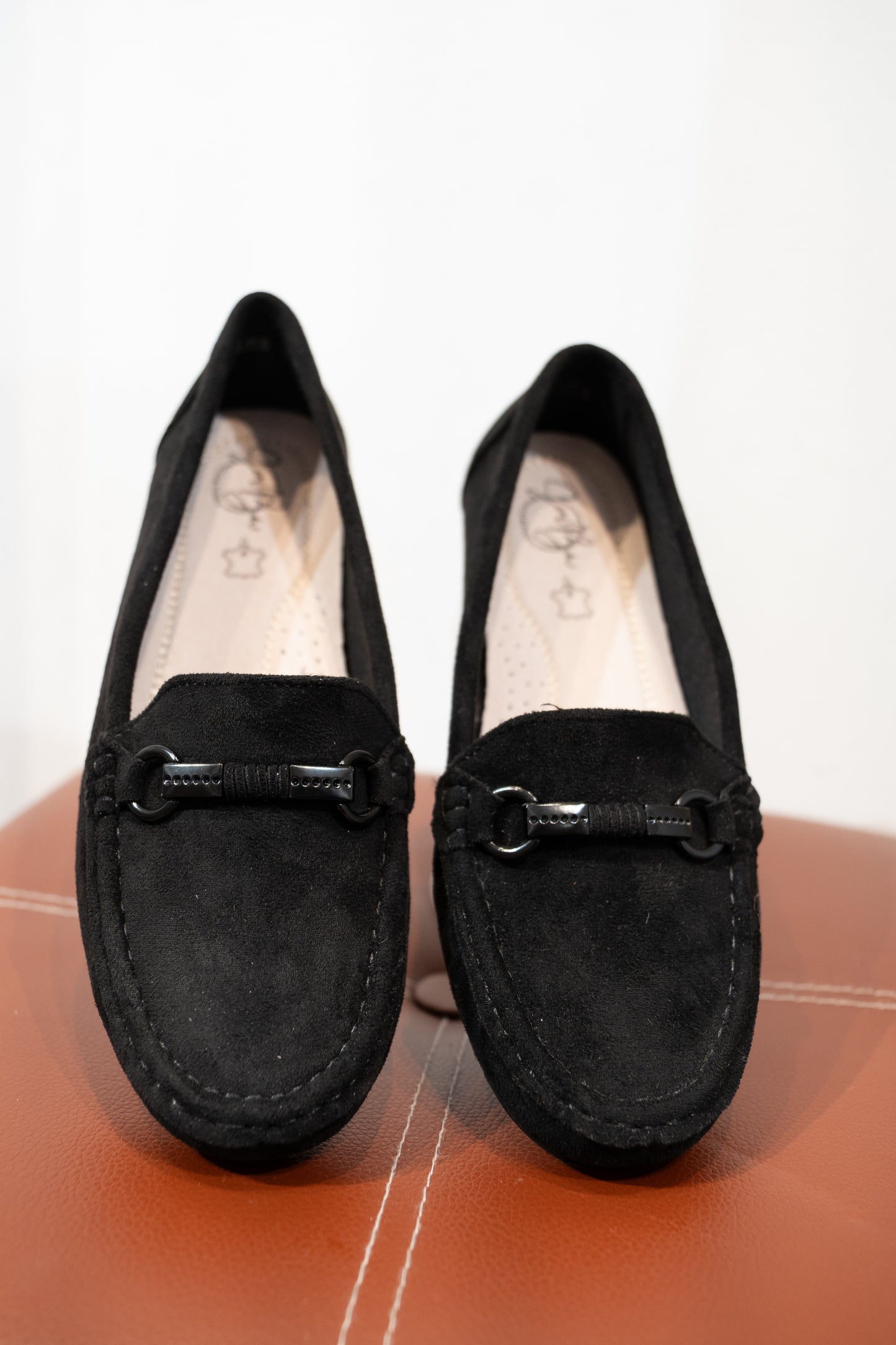 Mocasines efecto ante y hebilla negro muestrarios calzado cómodo flexible