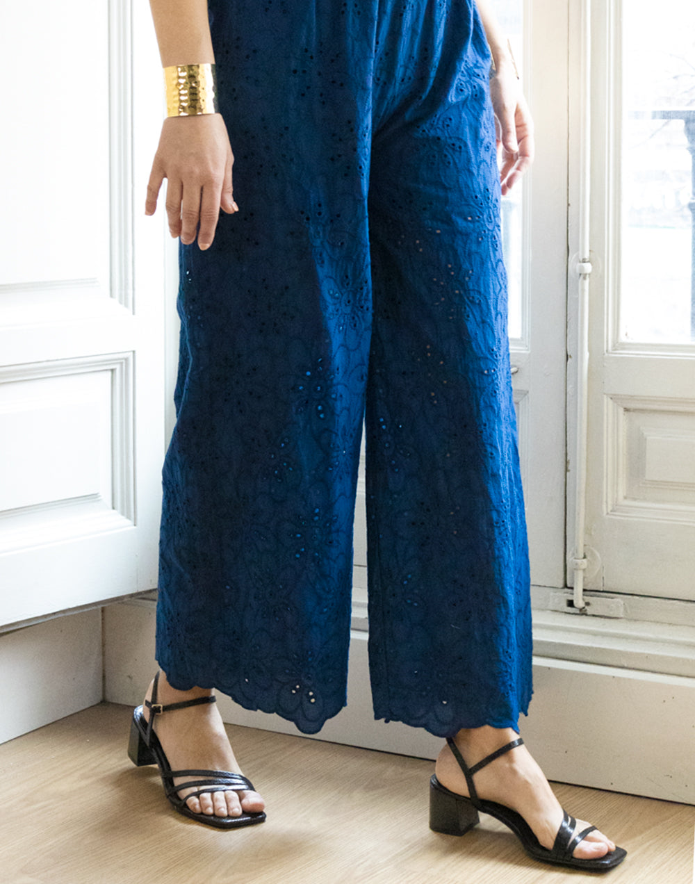 Pantalón con bordado inglés de flores azul marino muestrarios de ropa y moda de mujer vestir bien ideas mujer mediana edad