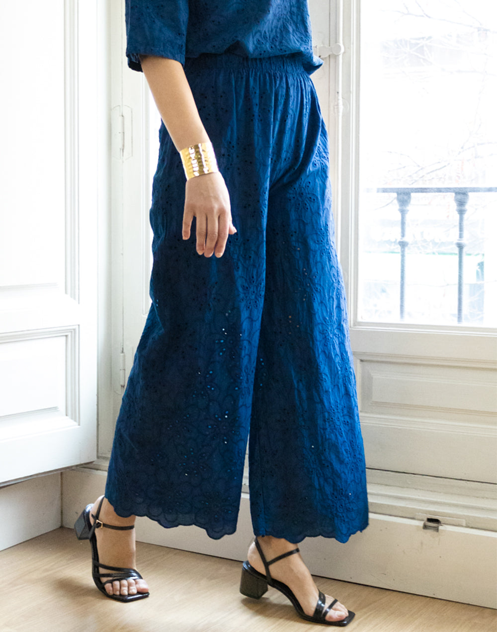 Pantalón con bordado inglés de flores azul marino muestrarios de ropa y moda de mujer vestir bien ideas mujer mediana edad