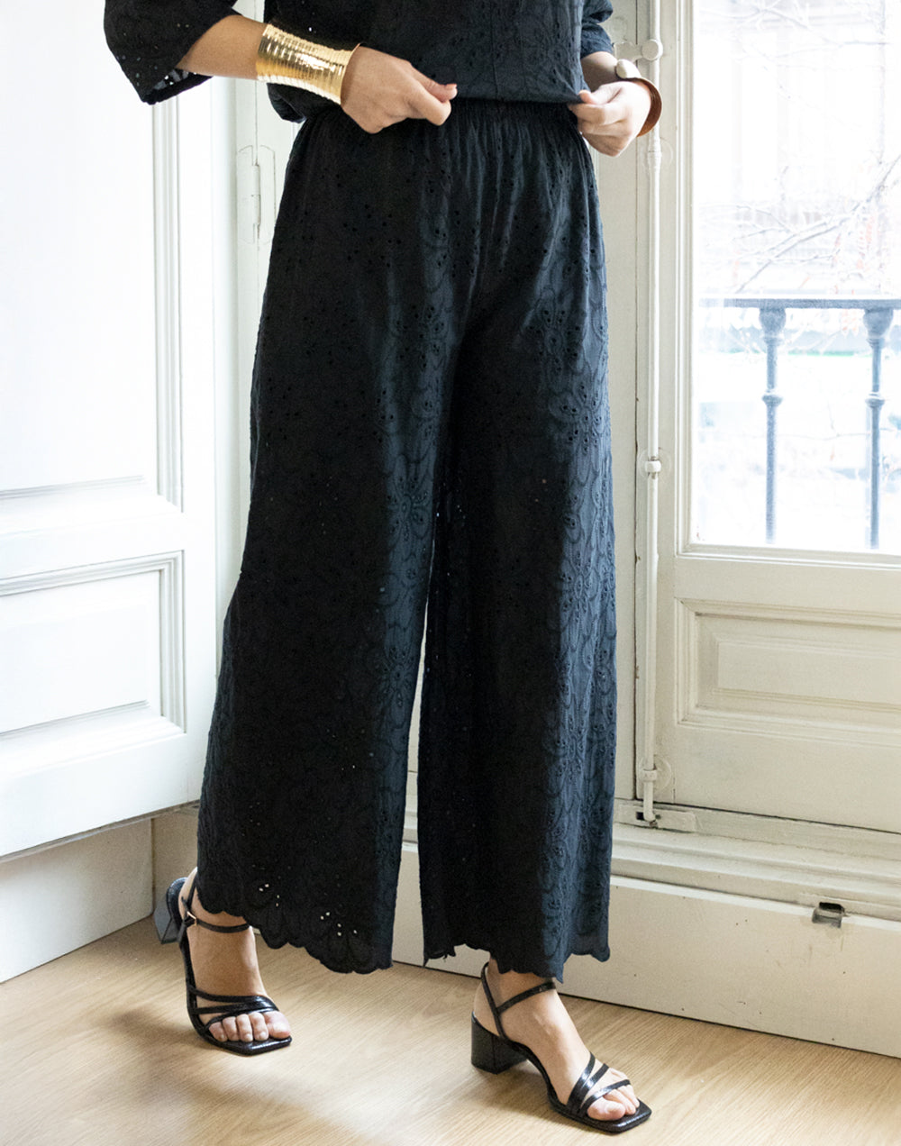 Pantalón con bordado inglés de flores negro muestrarios de ropa y moda de mujer conjunto de verano