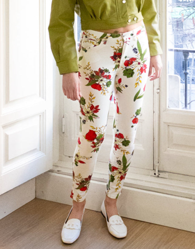 Pantalón cropped estampado de flores rojas sobre fondo blanco muestrarios de ropa y moda de mujer vestir bien con talla grande plus