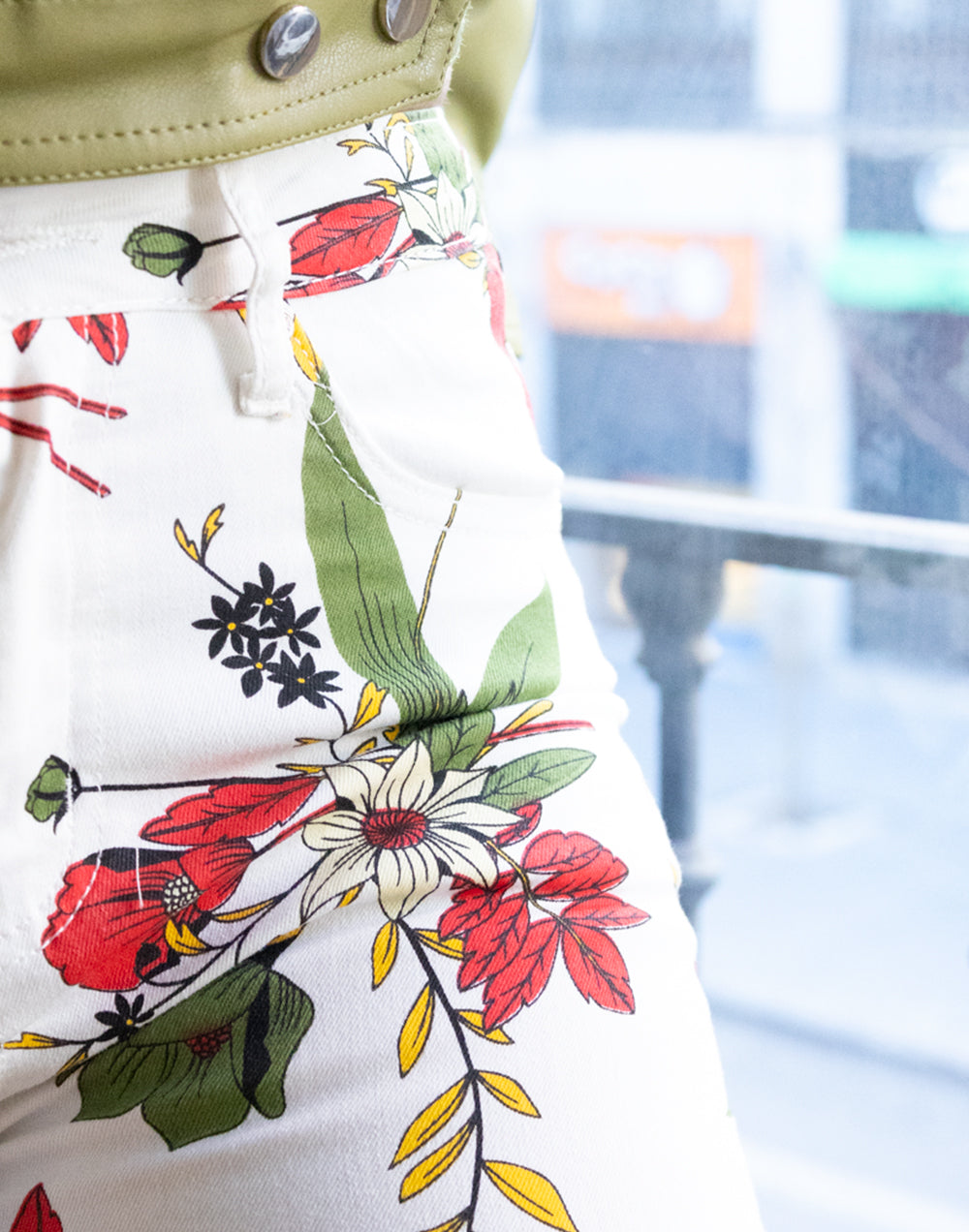 Pantalón cropped estampado de flores rojas sobre fondo blanco muestrarios de ropa y moda de mujer vestir bien con talla grande plus