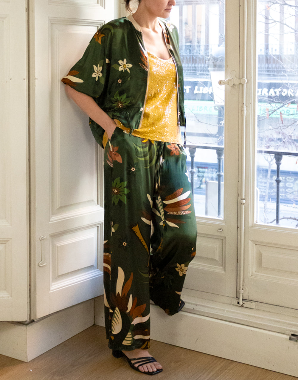 Pantalón palazzo estampado tropical verde oscuro muestrarios de ropa y moda de mujer vestir bien con talla grande