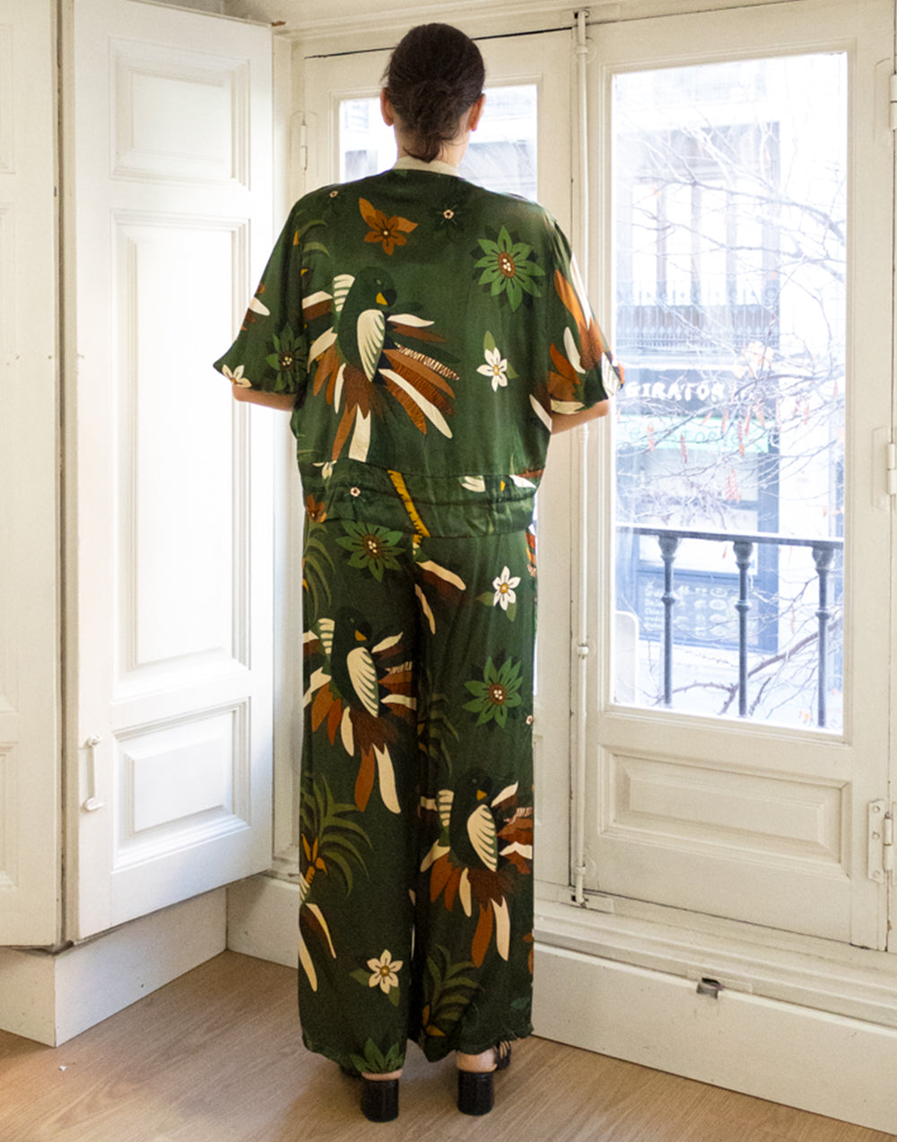 Pantalón palazzo estampado tropical verde oscuro muestrarios de ropa y moda de mujer vestir bien con talla grande