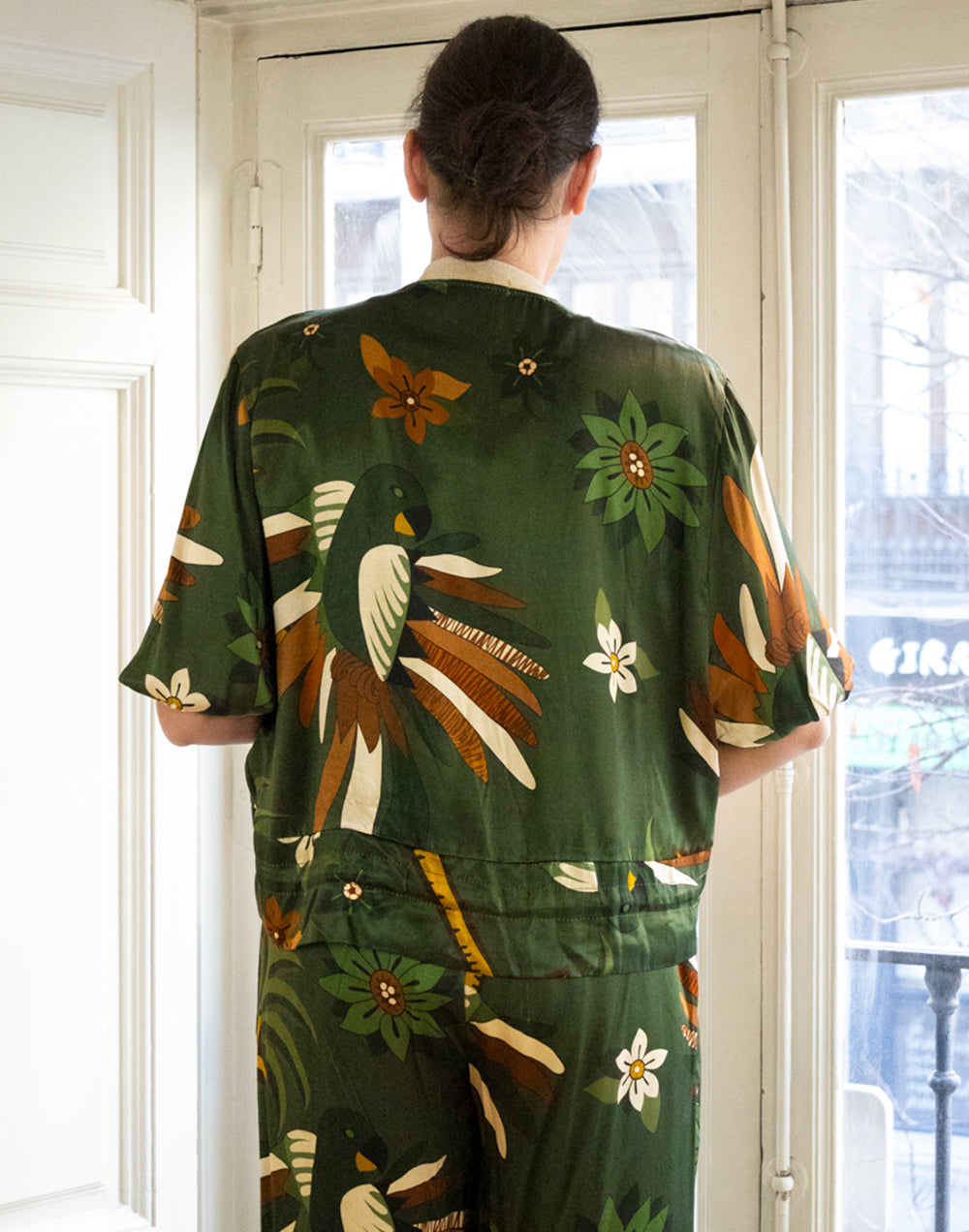 Pantalón palazzo estampado tropical verde oscuro muestrarios de ropa y moda de mujer vestir bien con talla grande
