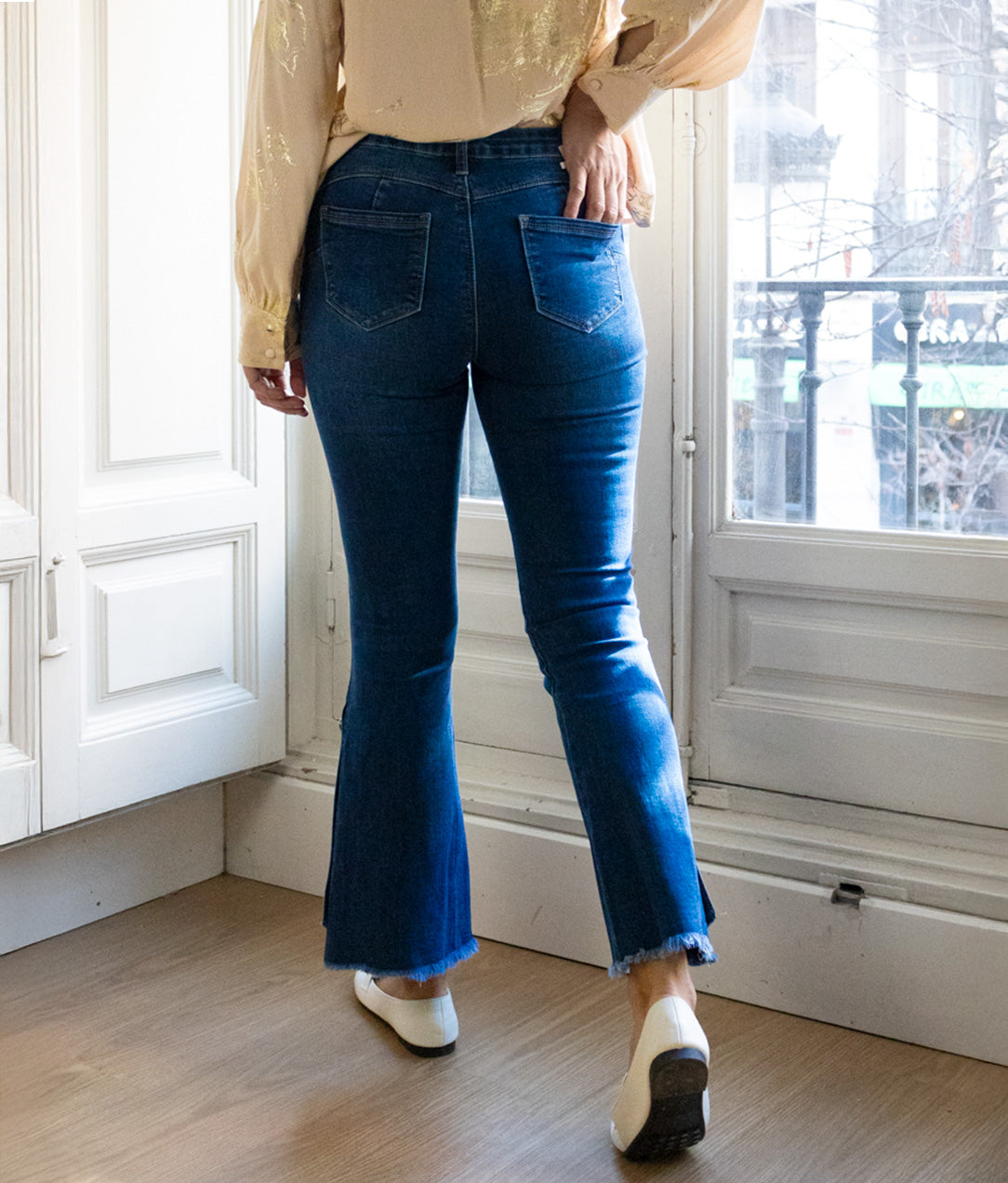 Pantalón vaquero acampanado con botones dorados