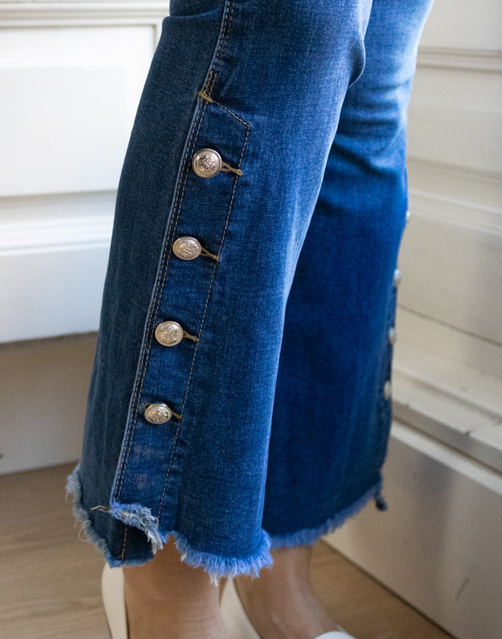 Pantalón vaquero acampanado con botones dorados muestrarios de ropa y moda de mujer vestir bien