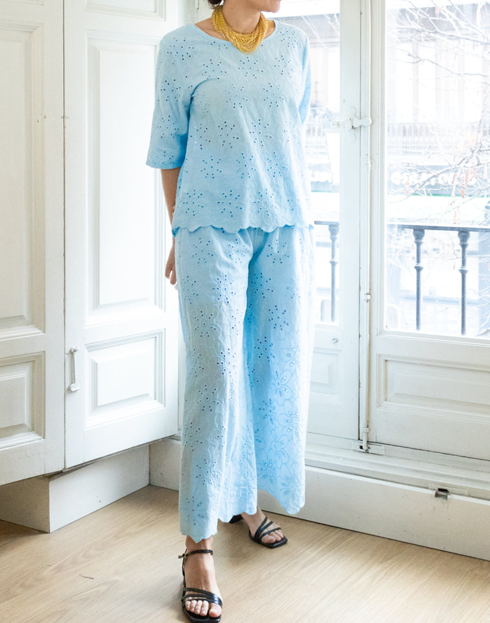 Top bordado inglés de flores azul claro muestrarios de ropa y moda ideas mujer mediana edad
