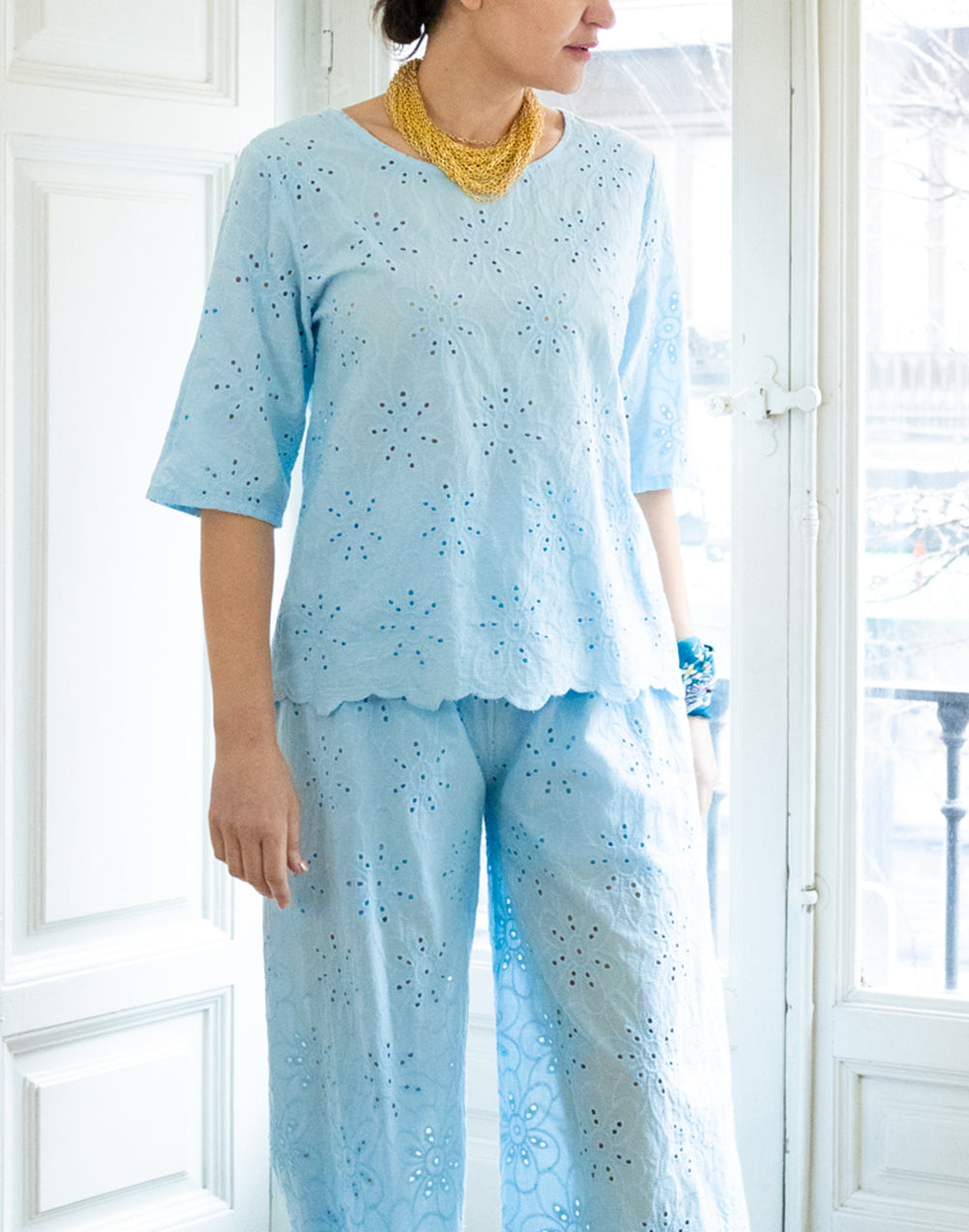 Top bordado inglés de flores azul claro muestrarios de ropa y moda ideas mujer mediana edad